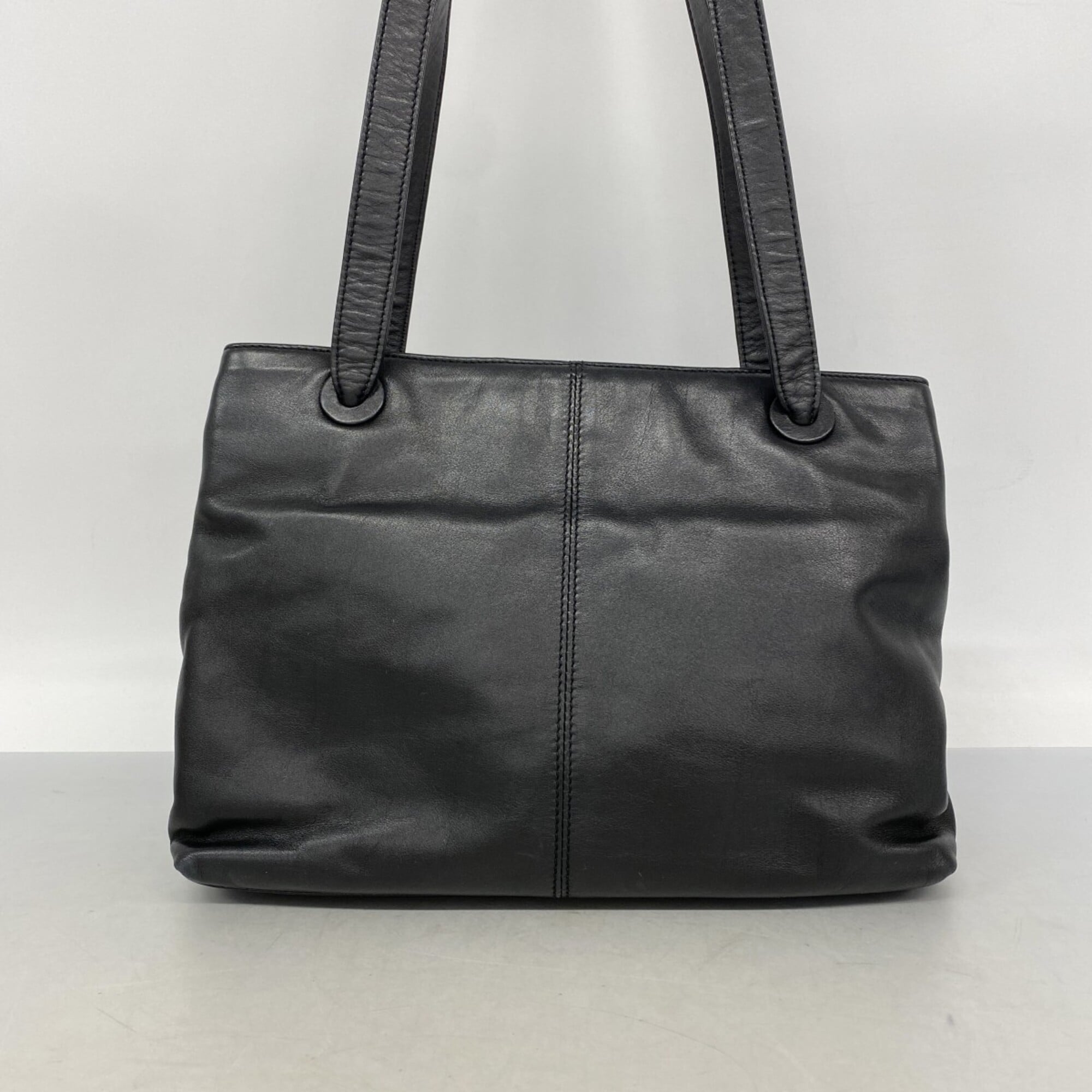 Chanel Black Leather Shoulder Bag (Pre-Owned)