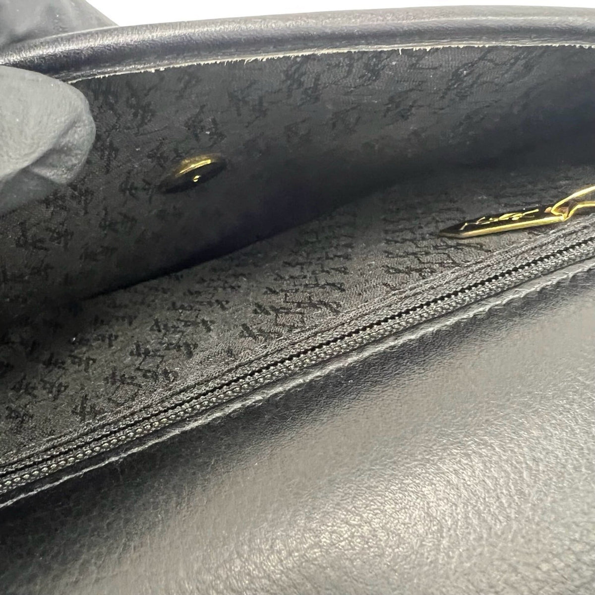 Yves Saint Laurent Black Leather Shoulder Bag (Pre-Owned)
