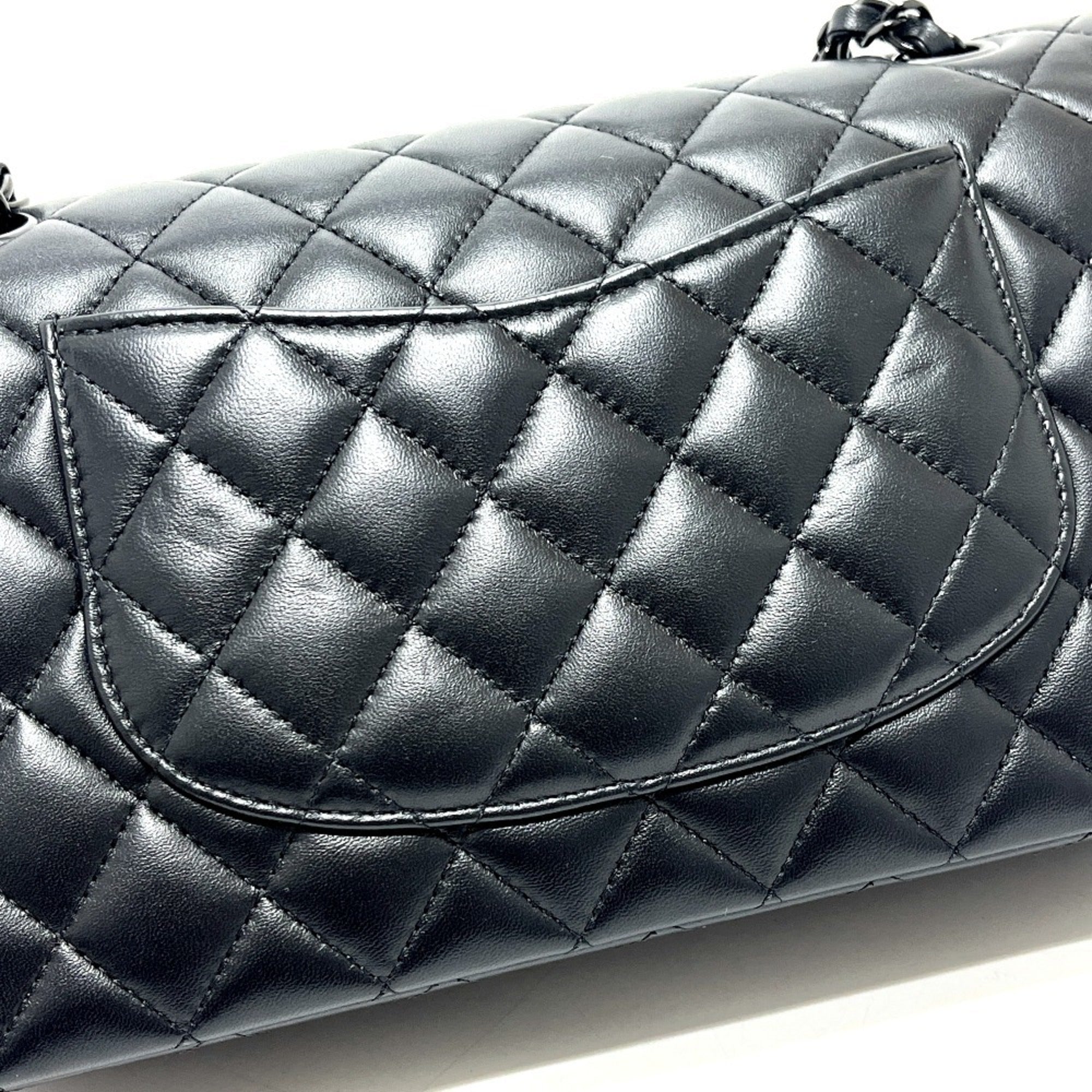 Chanel Black Leather Shoulder Bag (Pre-Owned)