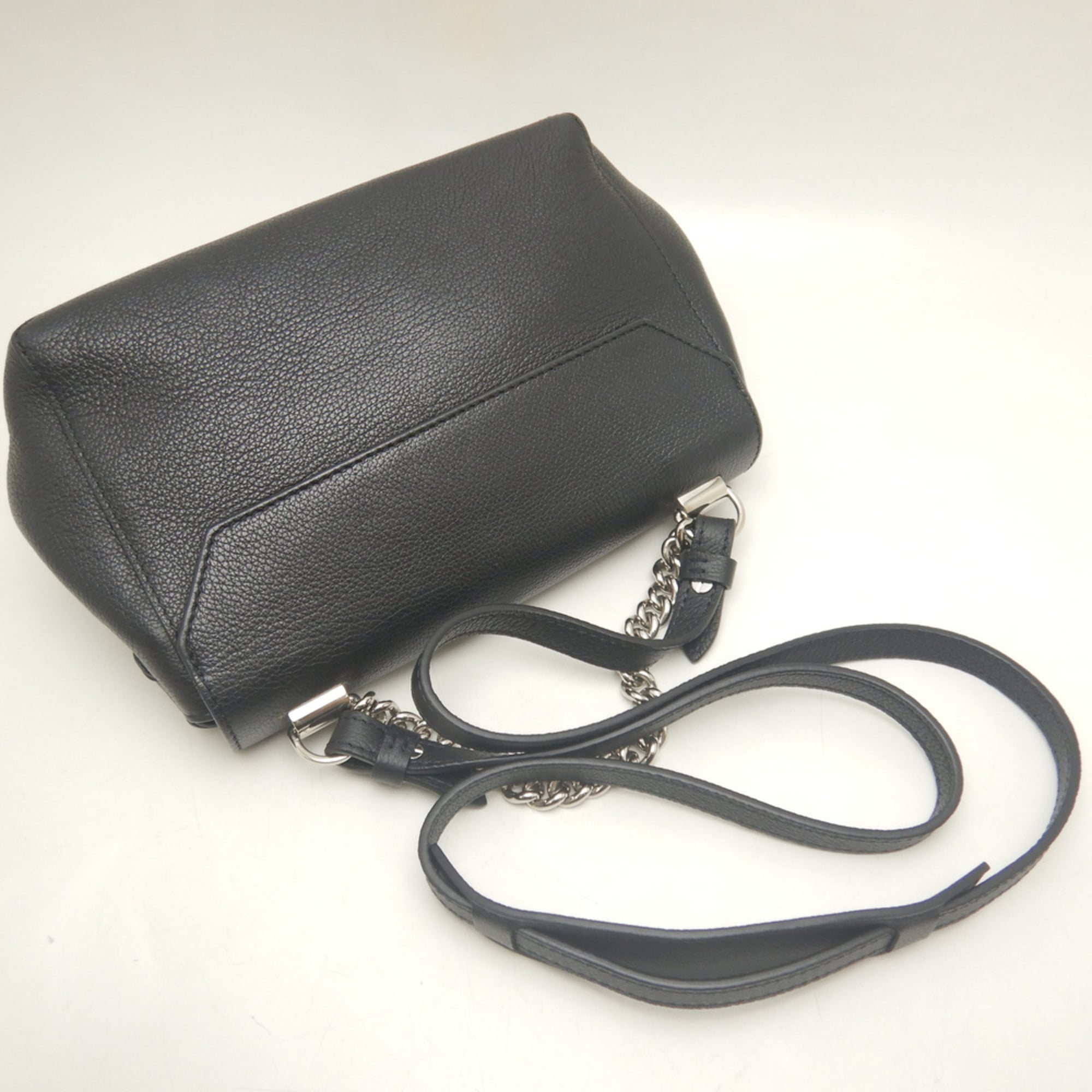 Louis Vuitton Noir Leather Shoulder Bag (Pre-Owned)