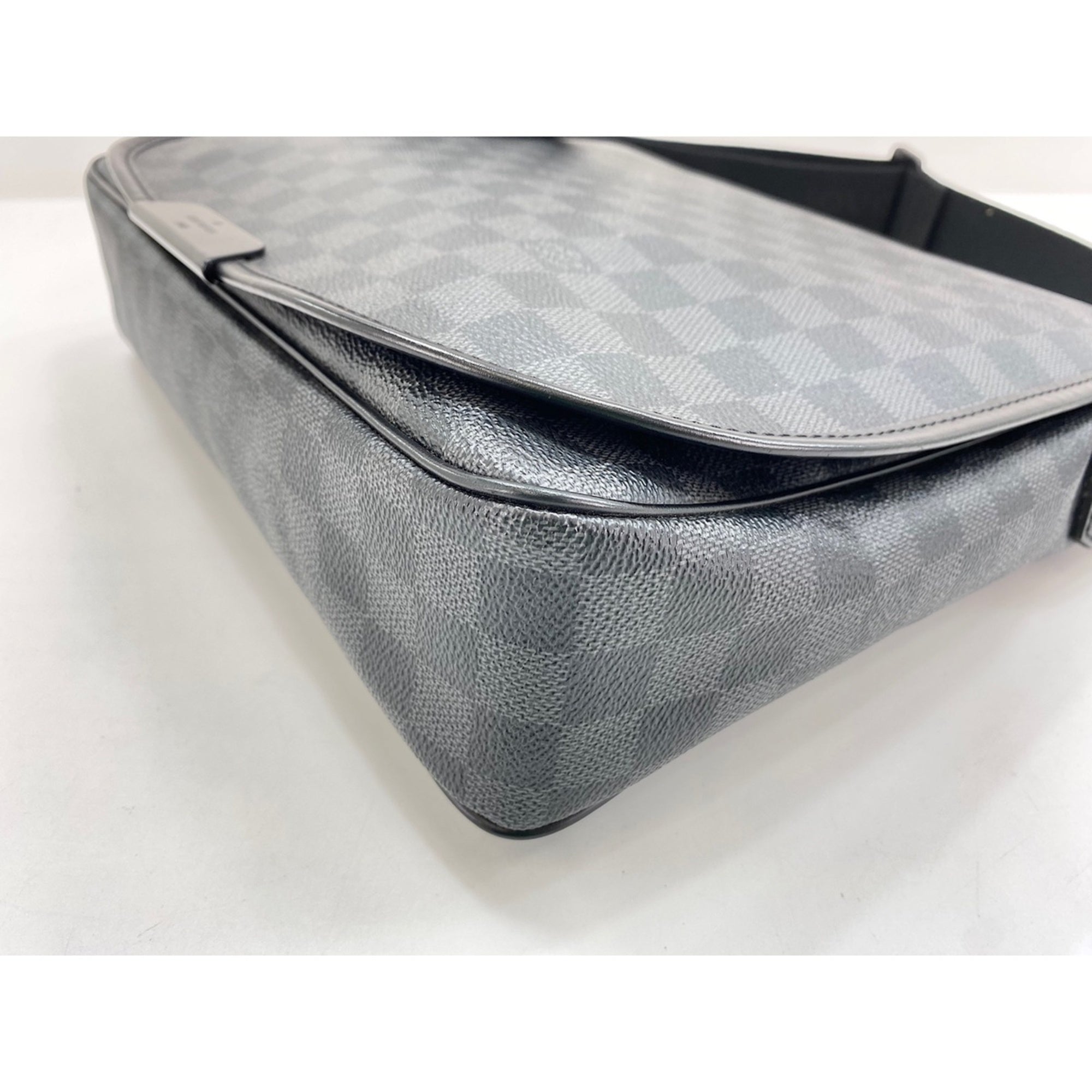 Louis Vuitton Black Shoulder Bag (Pre-Owned)