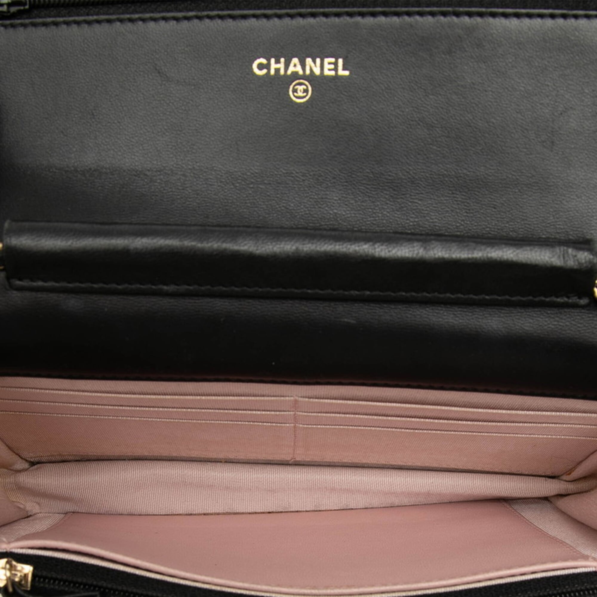 Chanel Black Leather Shoulder Bag (Pre-Owned)