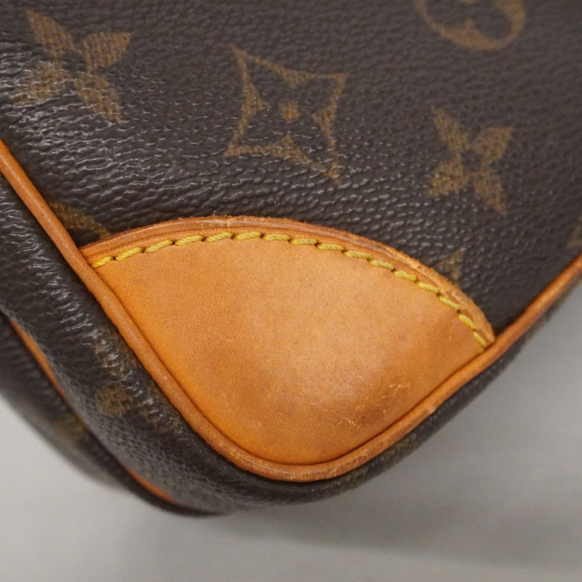 Louis Vuitton Brown Shoulder Bag (Pre-Owned)