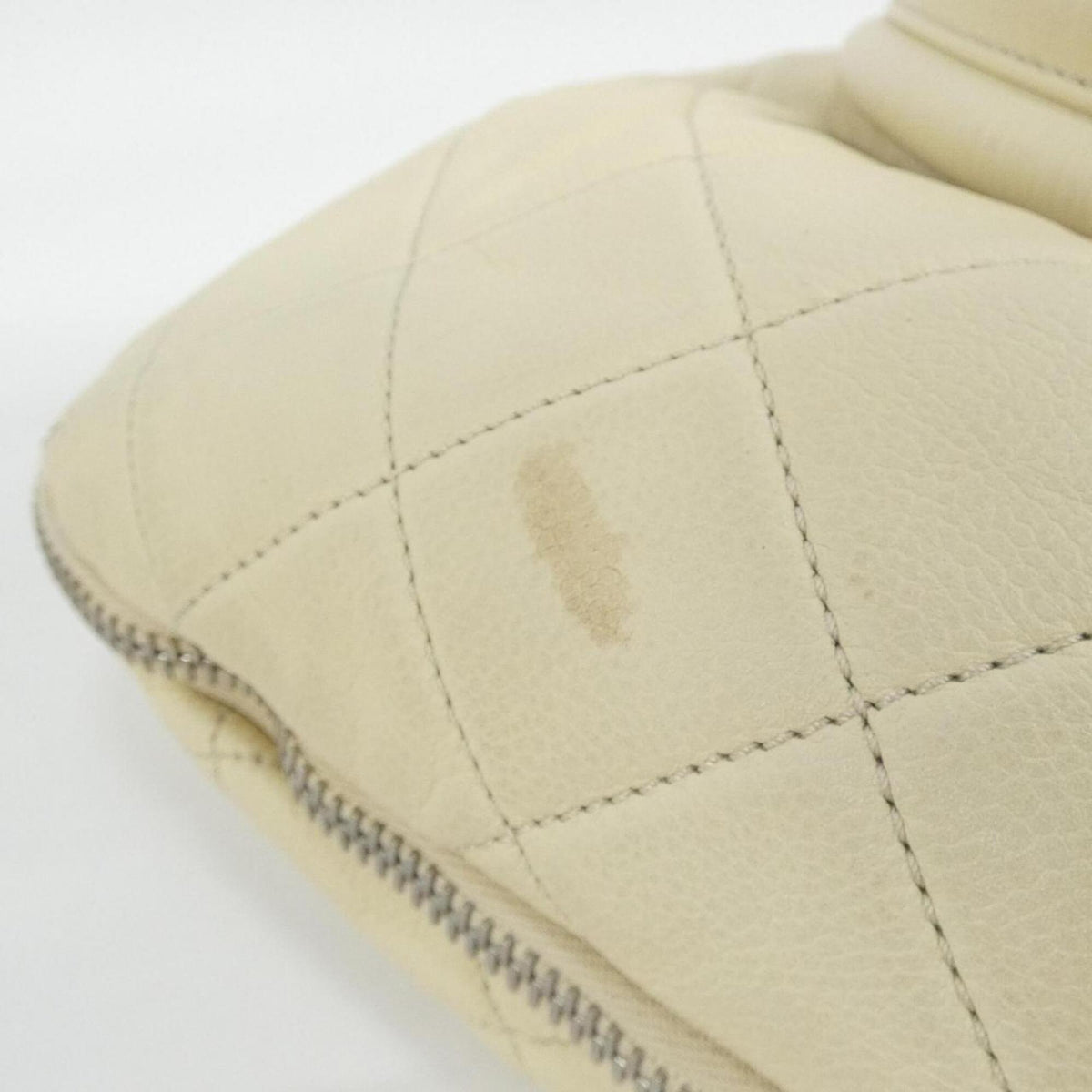 Chanel Ivory Ivory Handbag (Pre-Owned)