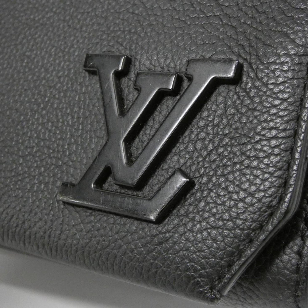 Louis Vuitton Black Leather Shoulder Bag (Pre-Owned)