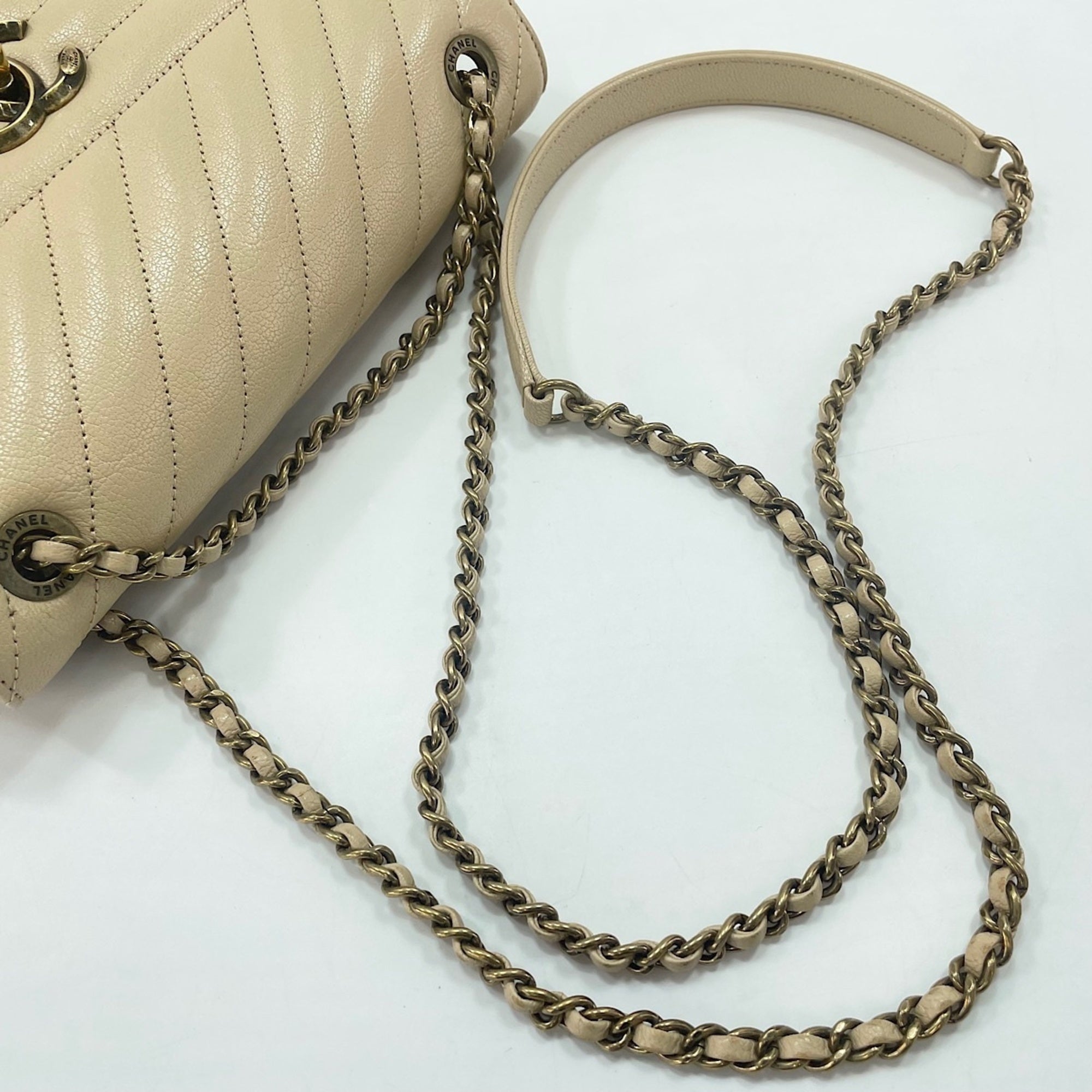 Chanel Beige Shoulder Bag (Pre-Owned)