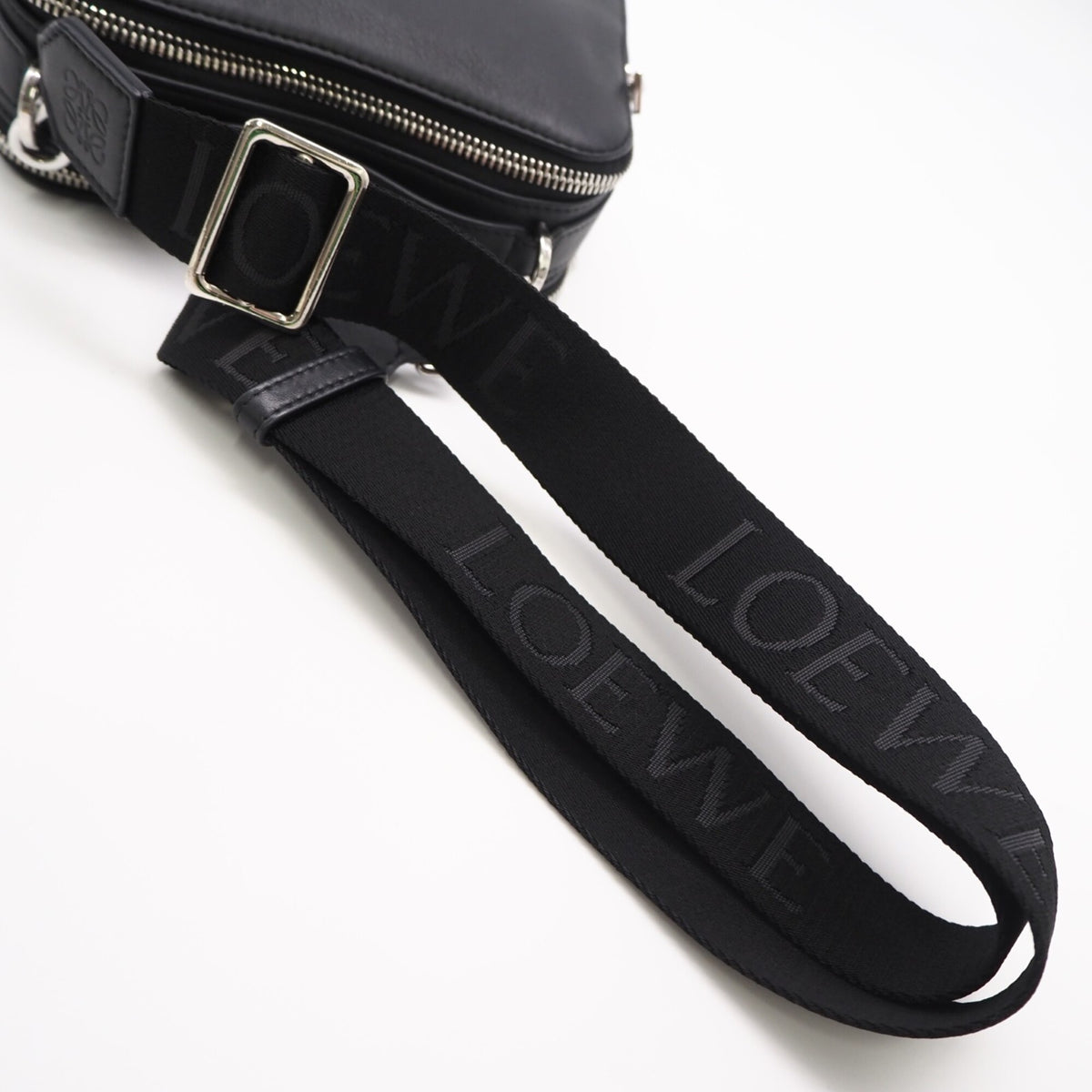 Loewe Black Leather Shoulder Bag (Pre-Owned)