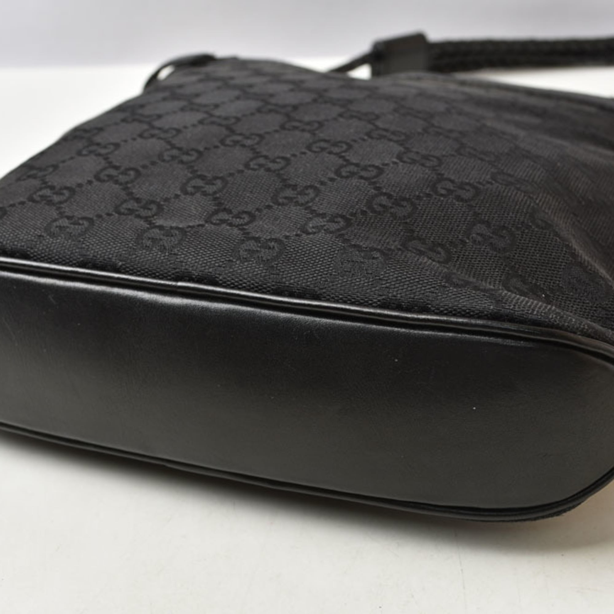 Gucci Black Gg Canvas Shoulder Bag (Pre-Owned)