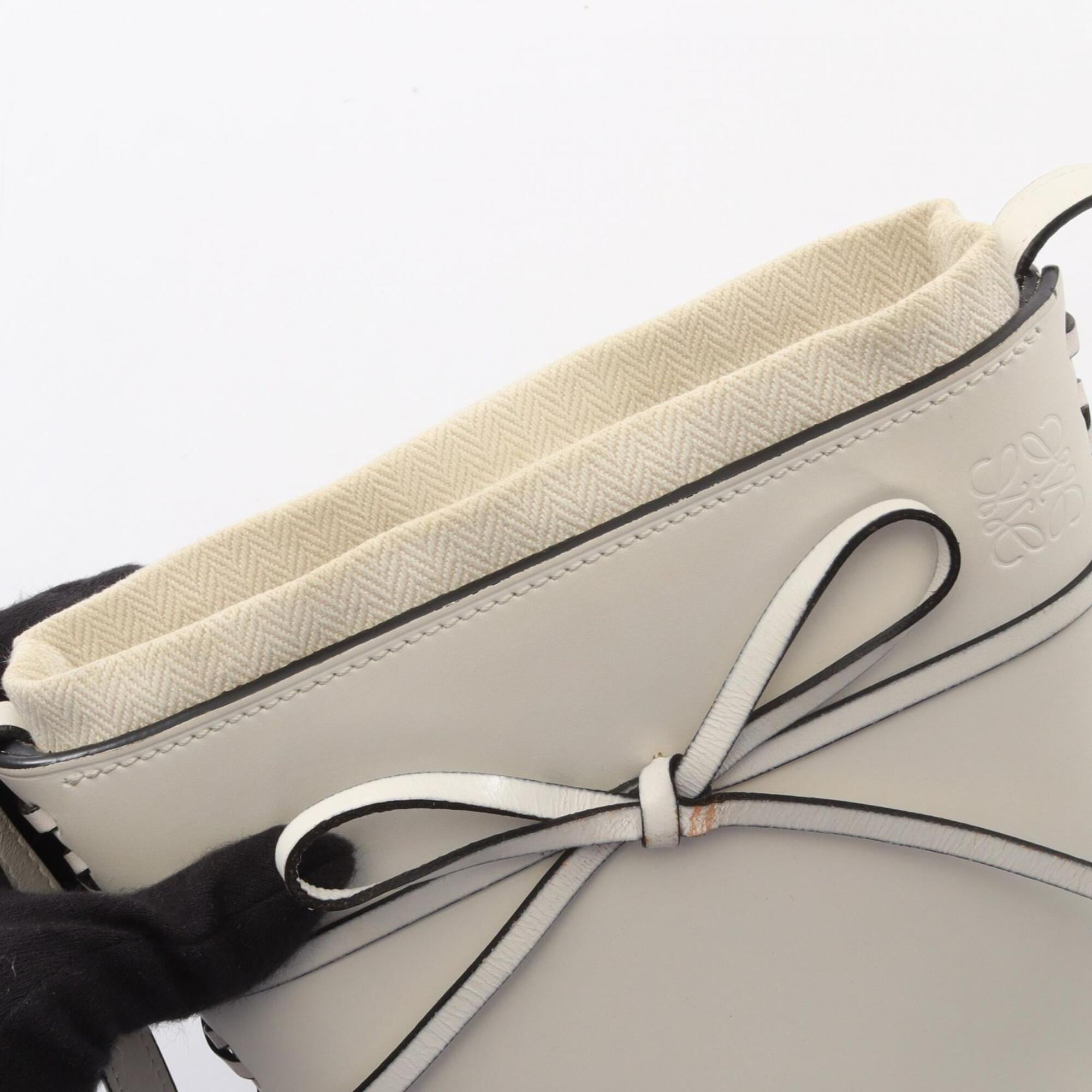 Loewe White Leather Shoulder Bag (Pre-Owned)