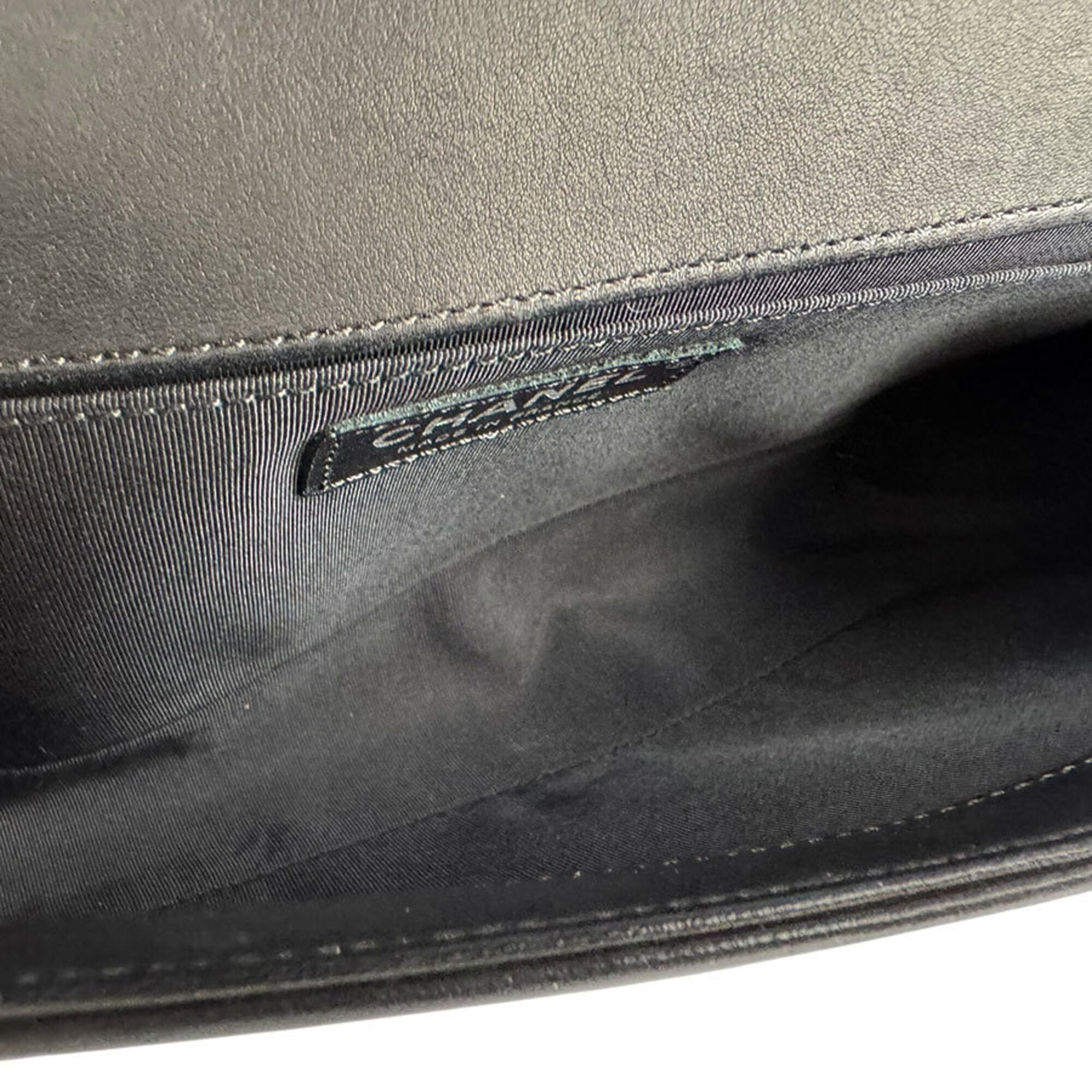 Chanel Black Leather Shoulder Bag (Pre-Owned)