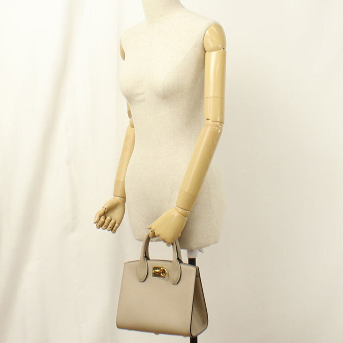 Salvatore Ferragamo Beige Leather Handbag (Pre-Owned)