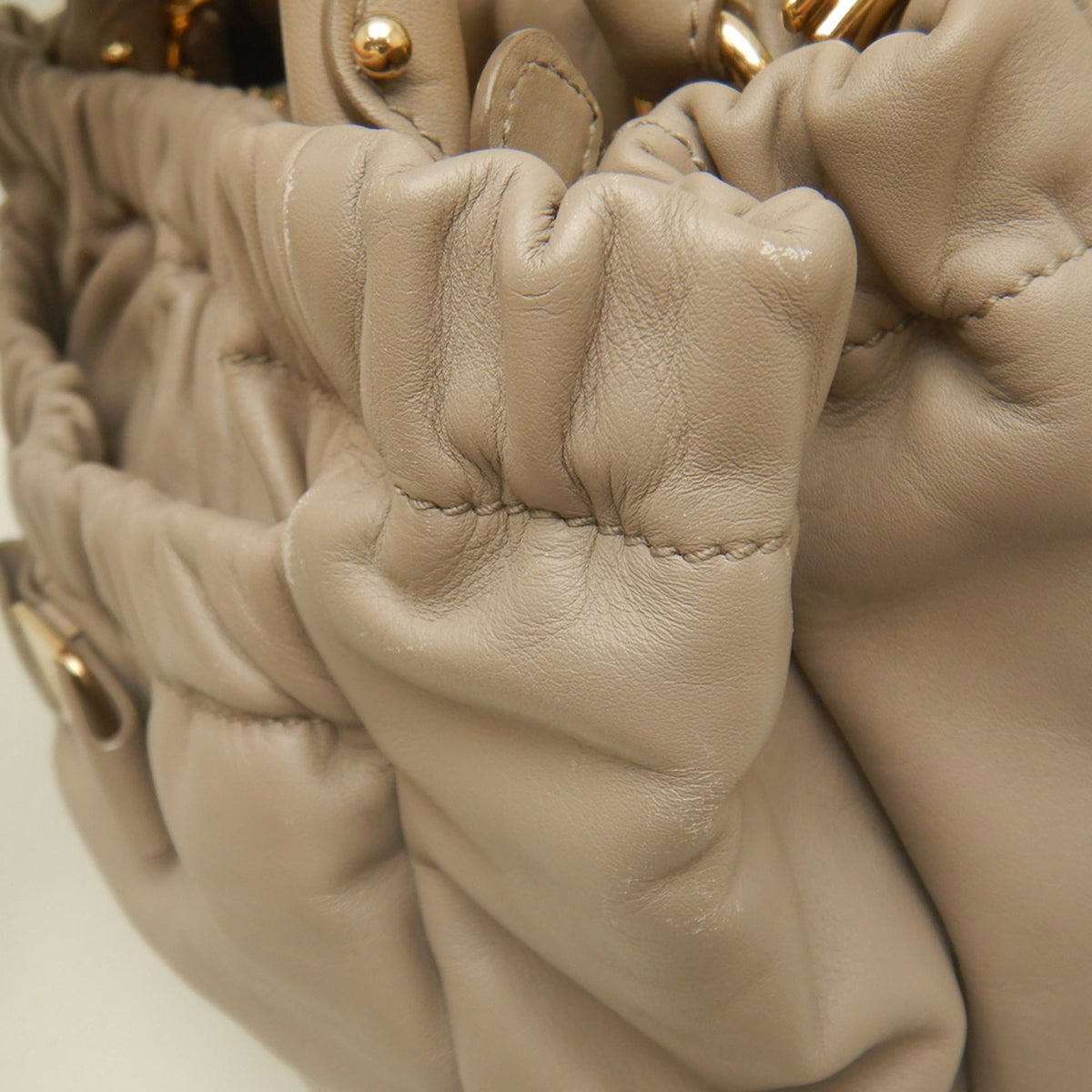 Salvatore Ferragamo Vara Light Beige Leather Handbag (Pre-Owned)