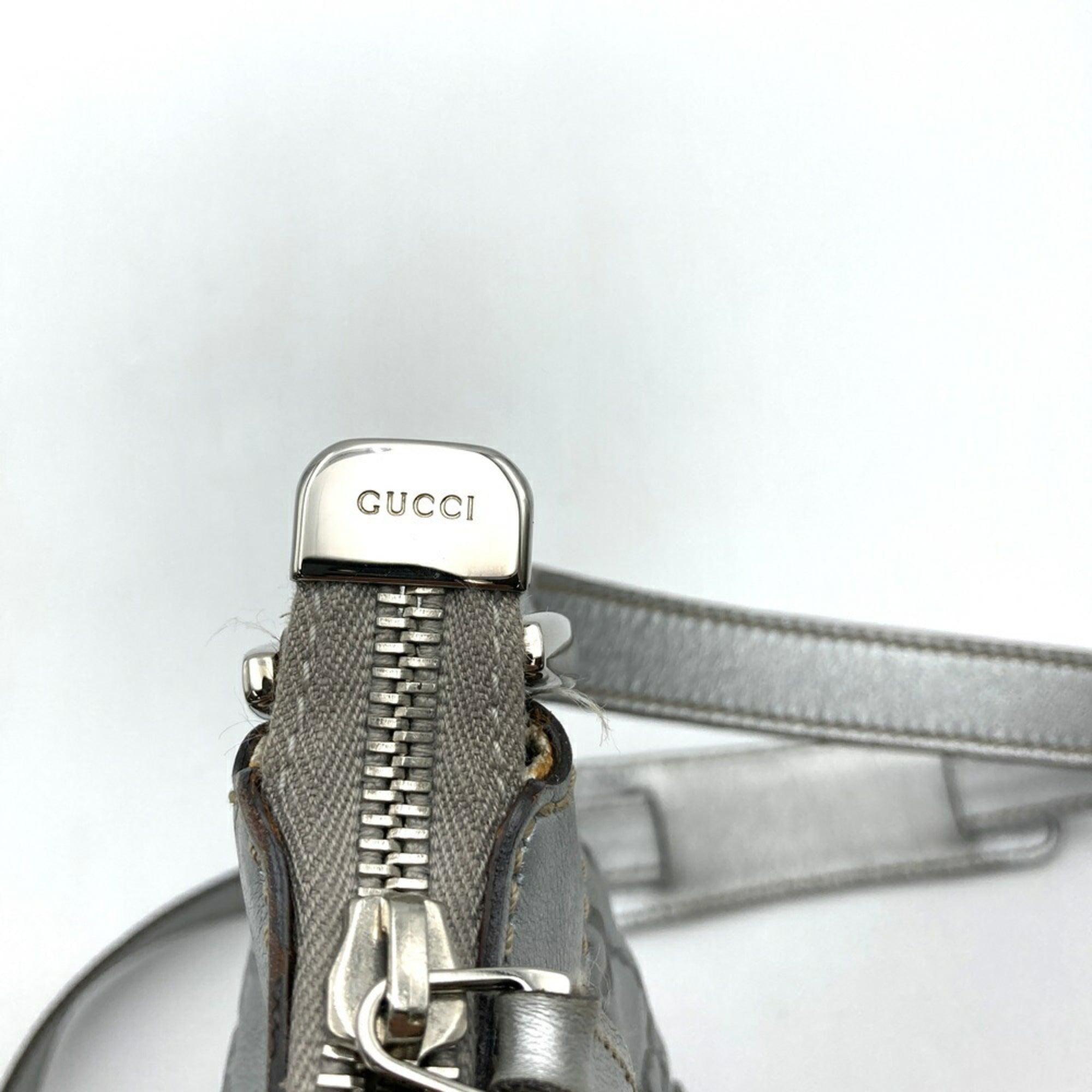 Gucci Abbey Silver Leather Shoulder Bag (Pre-Owned)