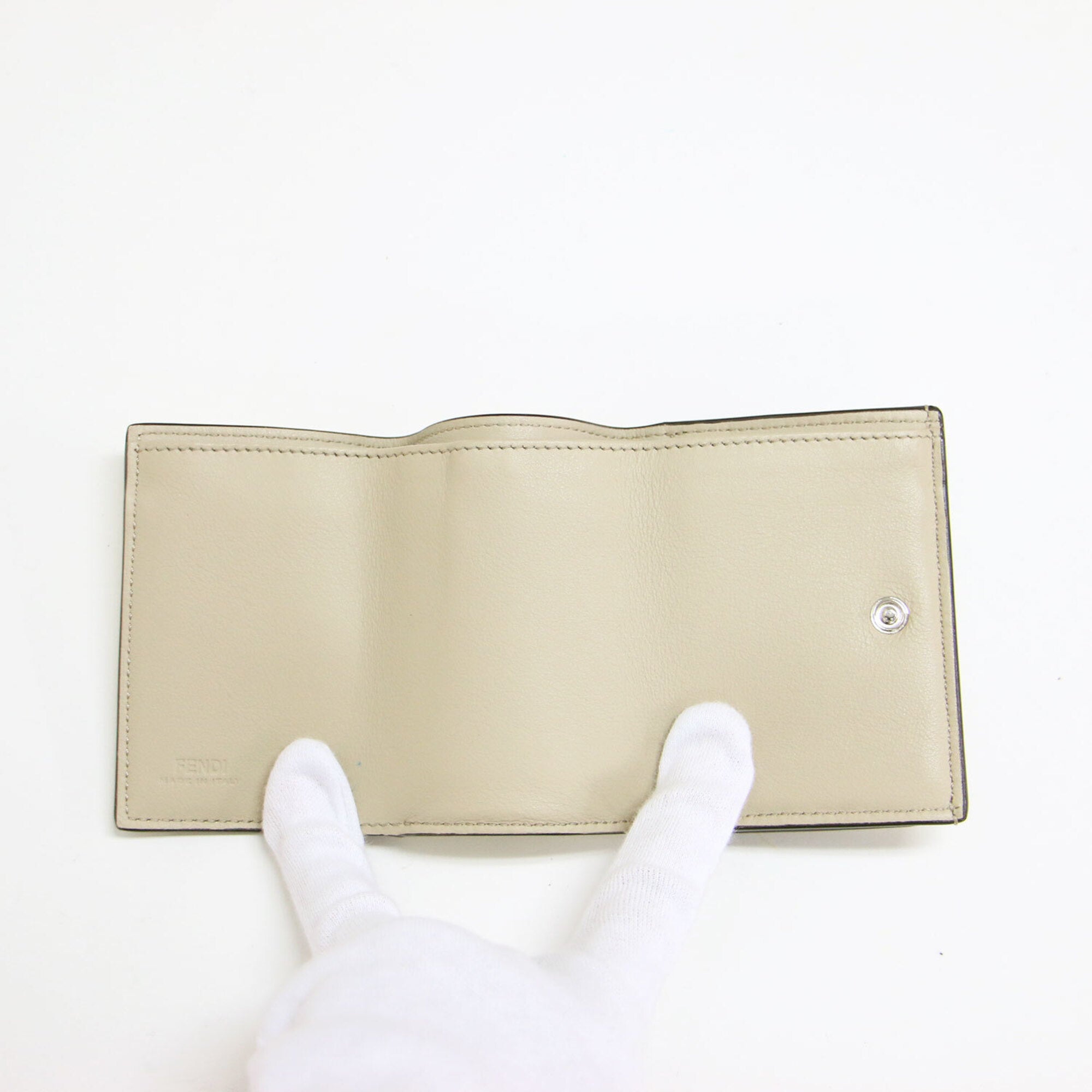 Fendi White Leather Wallet (Tri-Fold) (Pre-Owned)