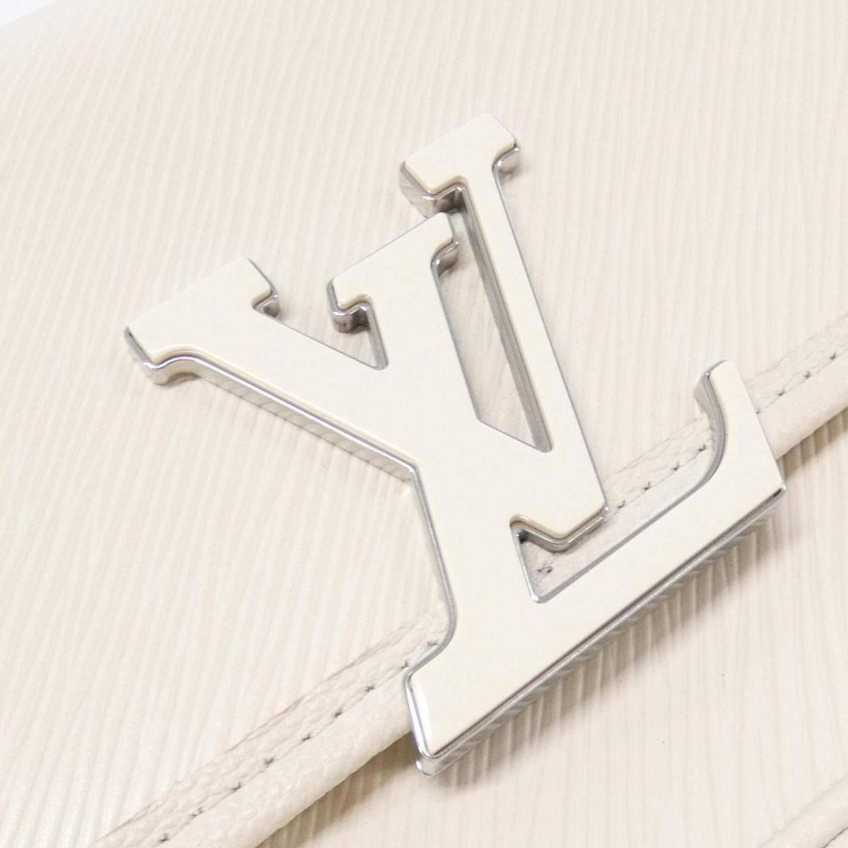 Louis Vuitton Beige Leather Shoulder Bag (Pre-Owned)