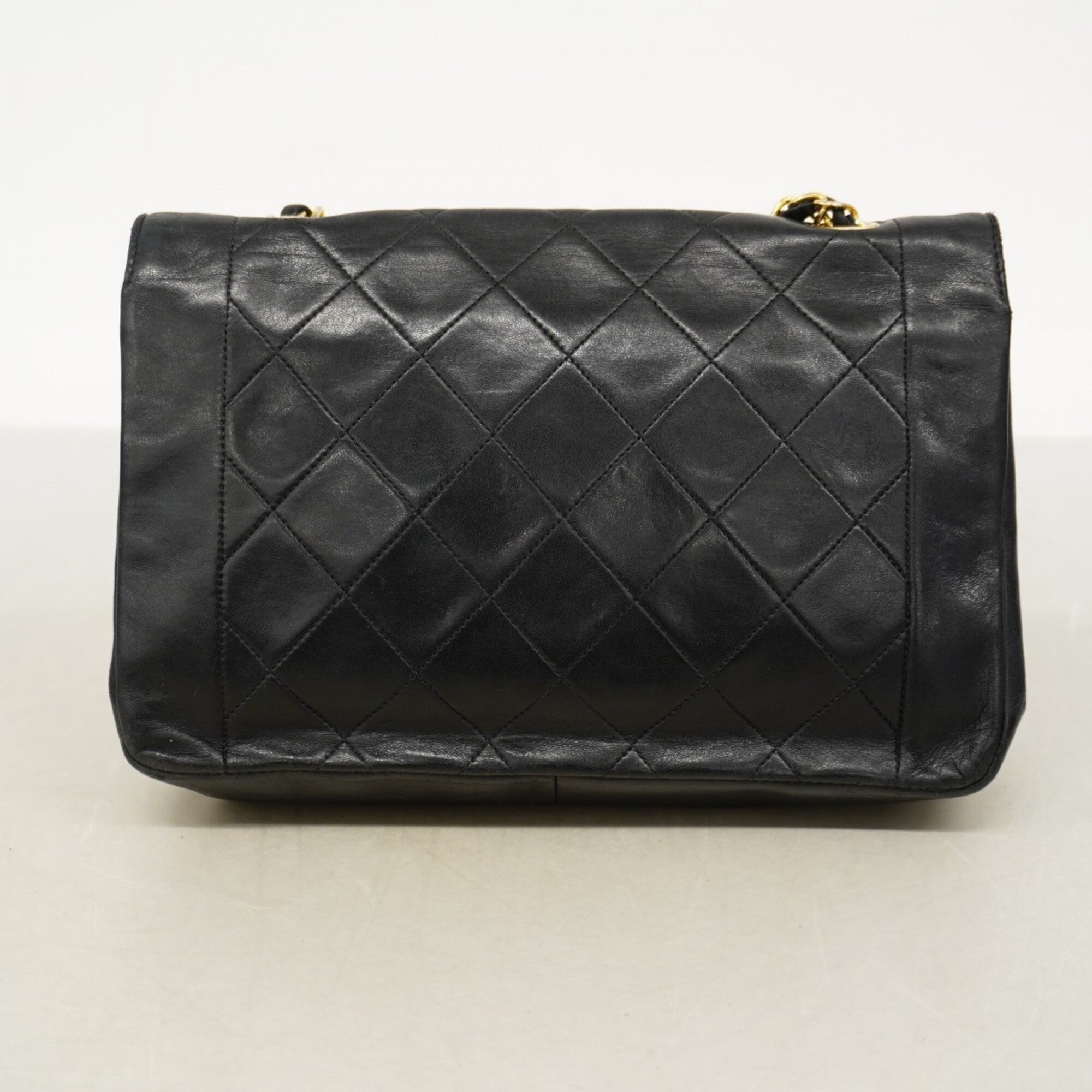 Chanel Black Leather Shoulder Bag (Pre-Owned)