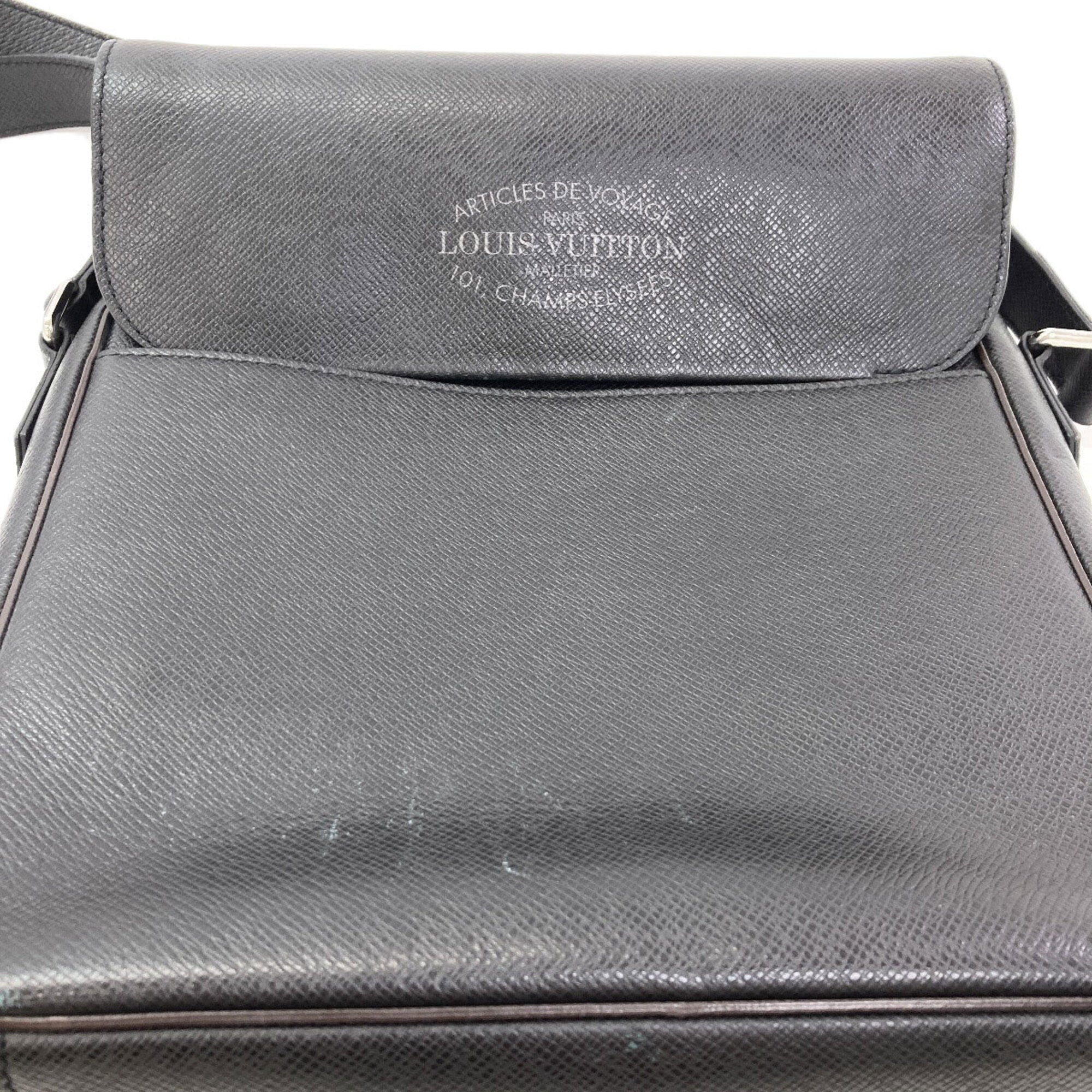 Louis Vuitton Taiga Black Taiga Leather Shoulder Bag (Pre-Owned)
