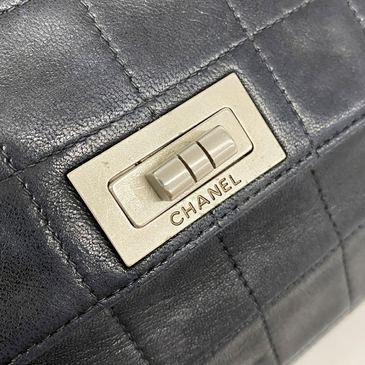 Chanel Black Leather Shoulder Bag (Pre-Owned)