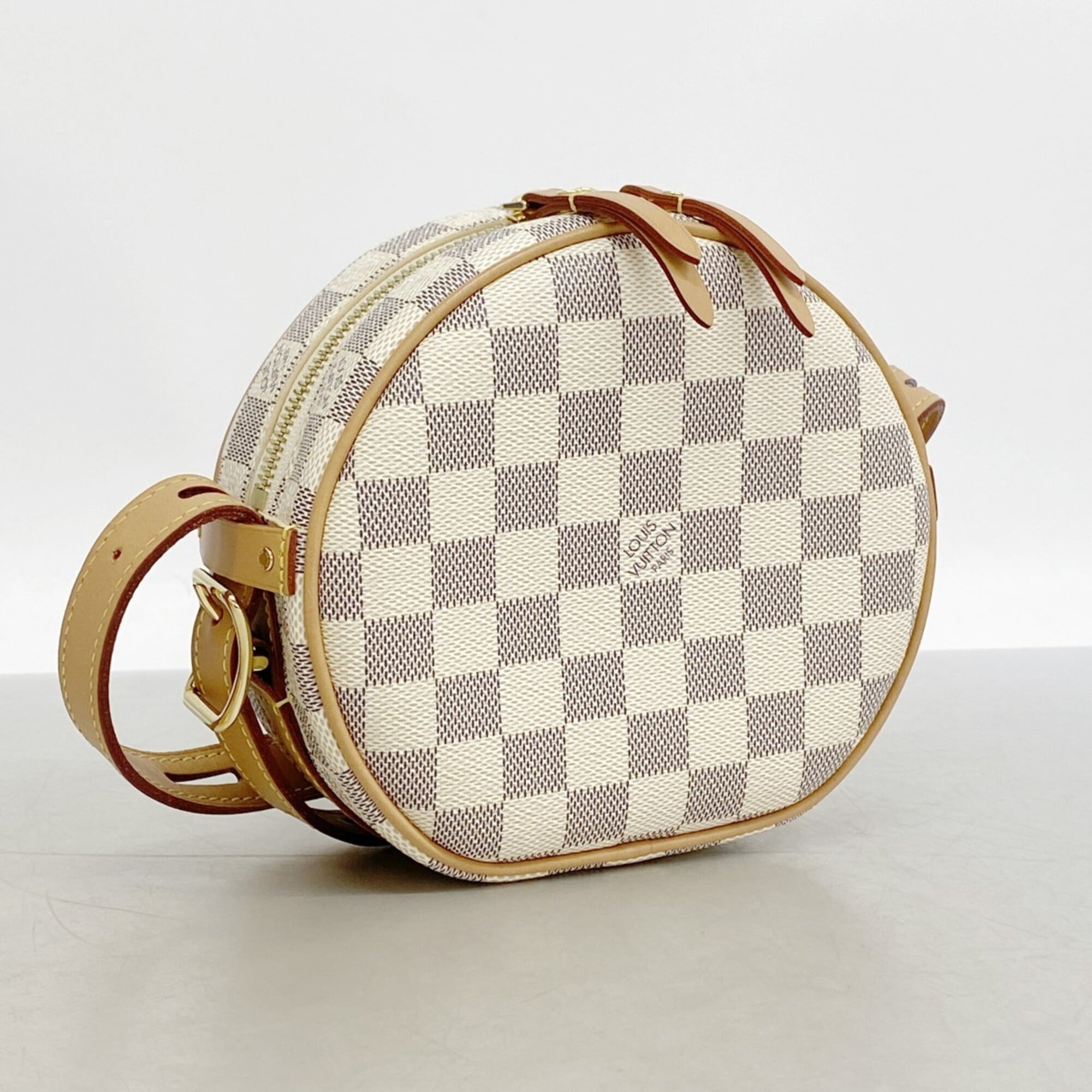Louis Vuitton White Shoulder Bag (Pre-Owned)