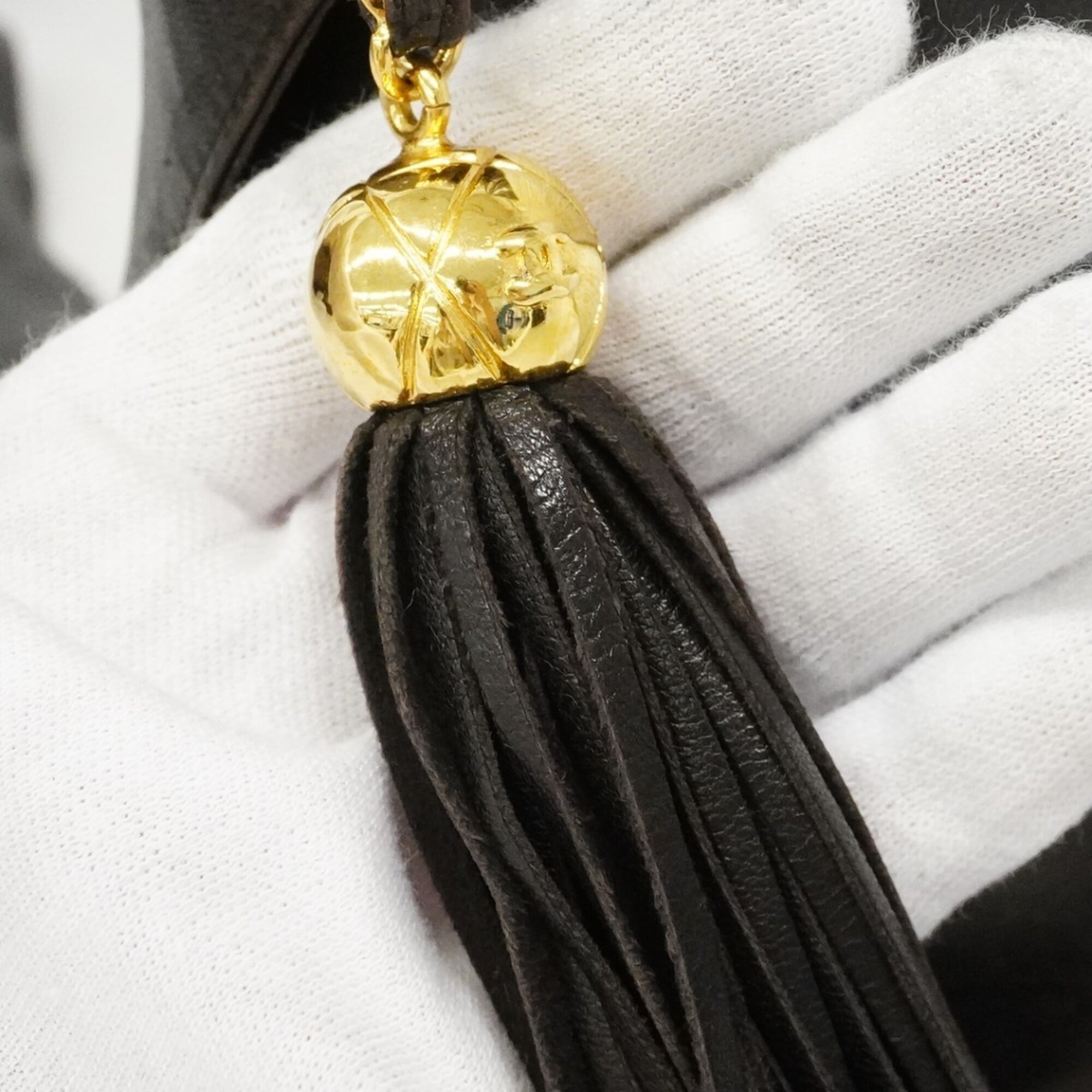 Chanel Black Leather Shoulder Bag (Pre-Owned)