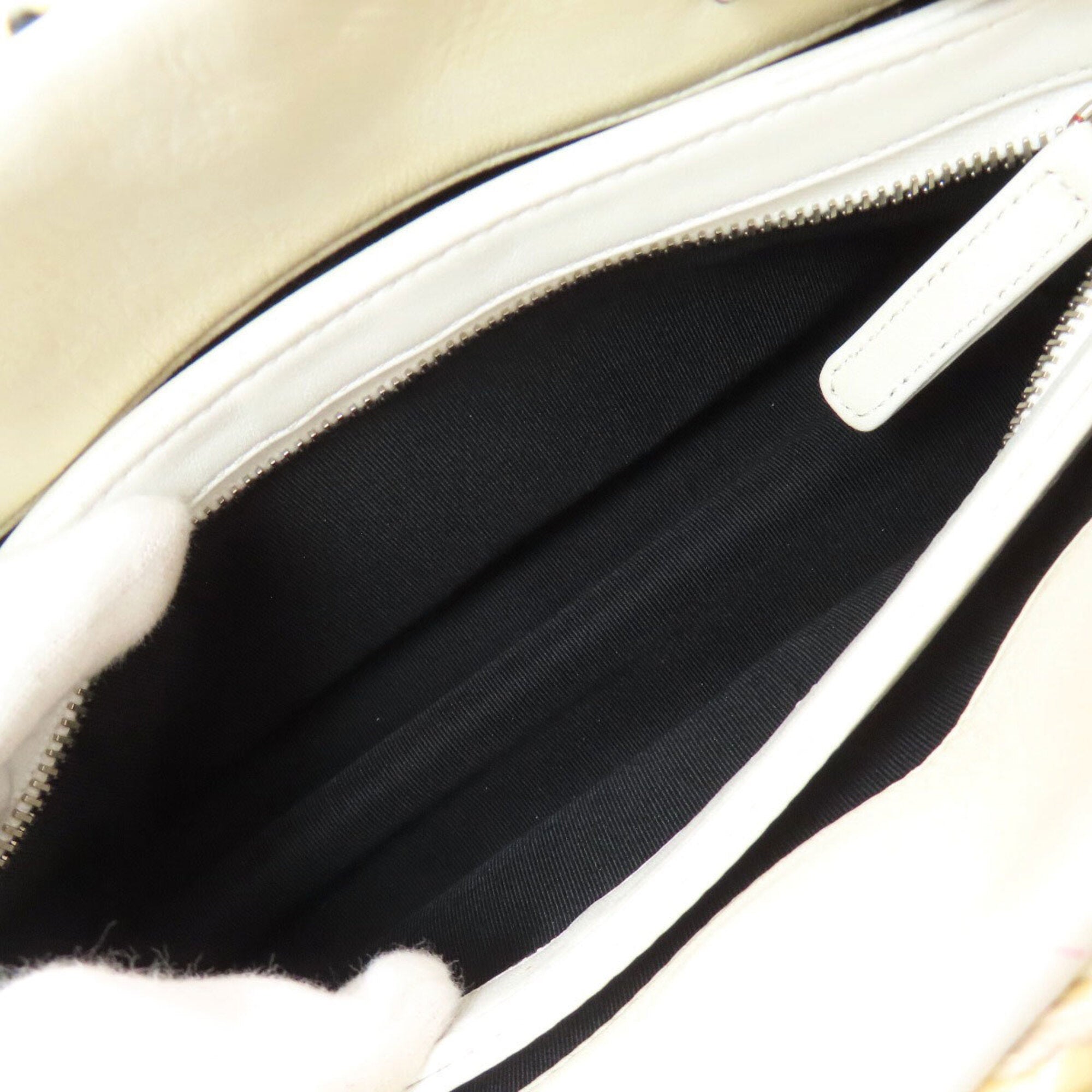 Chanel White Leather Shoulder Bag (Pre-Owned)