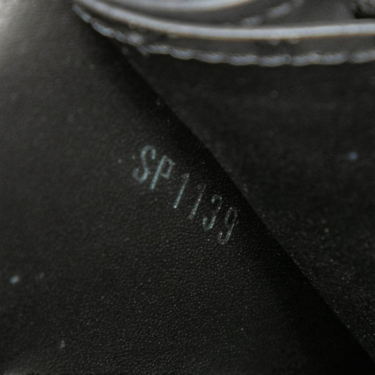 Louis Vuitton Black Leather Shoulder Bag (Pre-Owned)