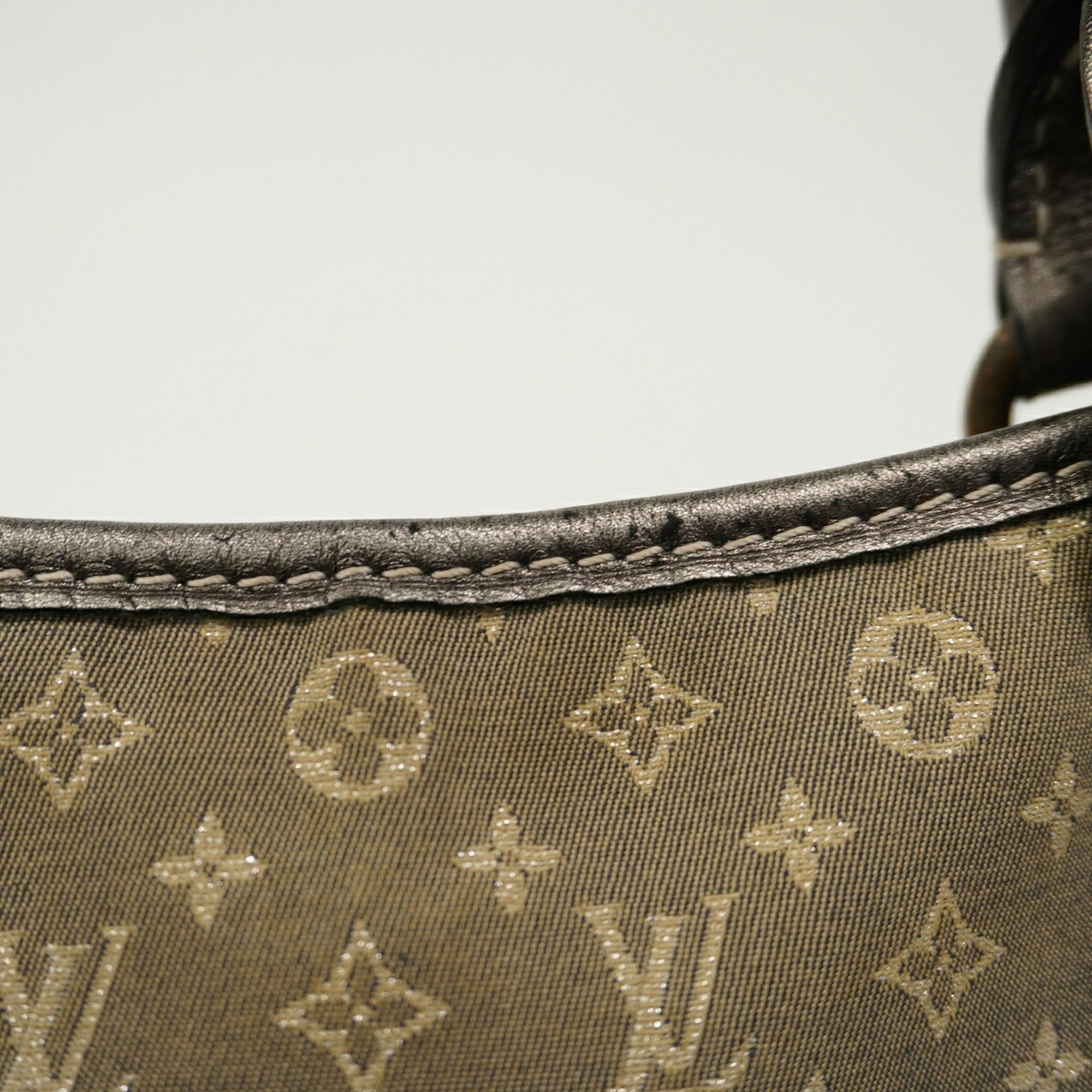 Louis Vuitton Gray Handbag (Pre-Owned)