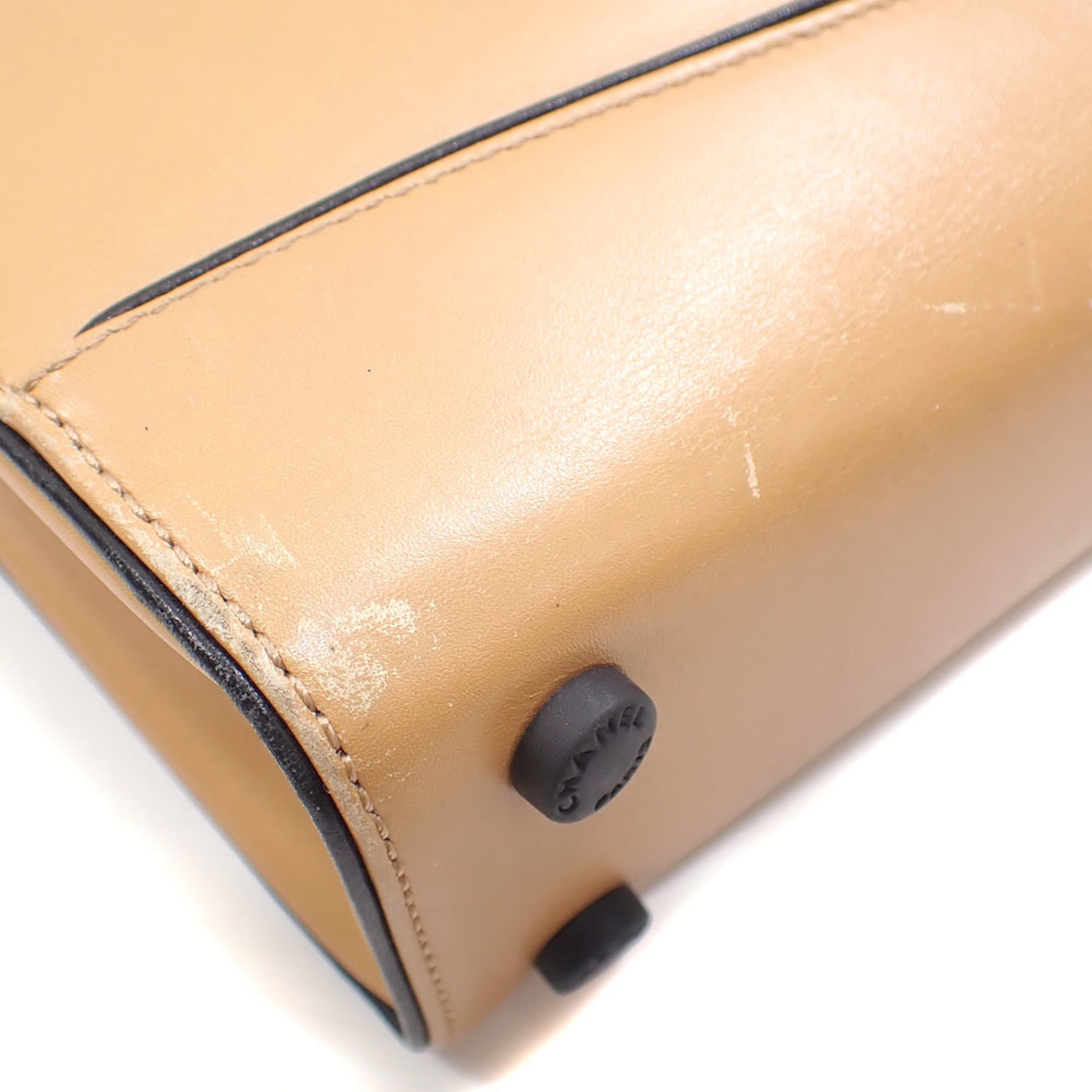 Chanel Beige Leather Shoulder Bag (Pre-Owned)