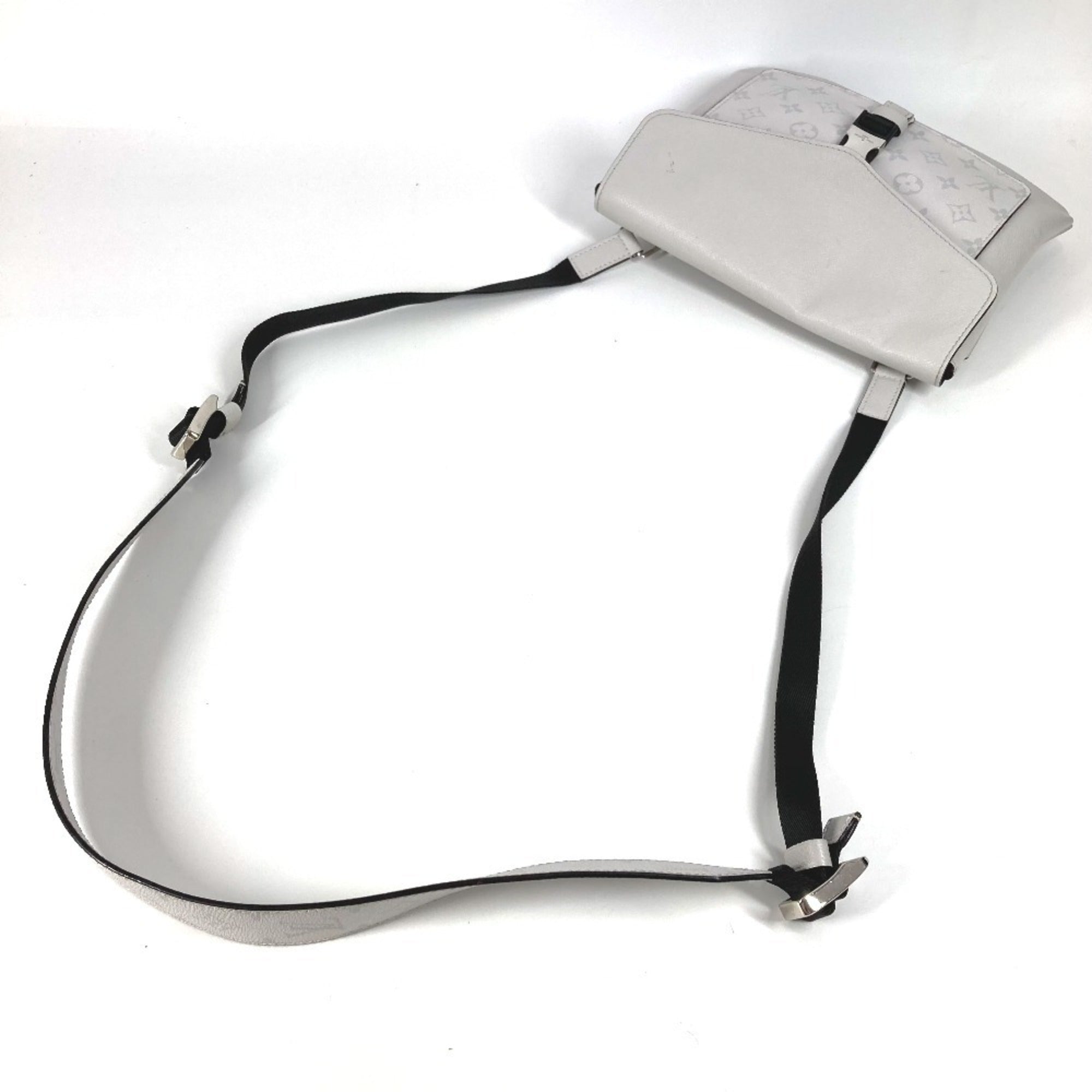 Louis Vuitton White Taigarama Shoulder Bag (Pre-Owned)