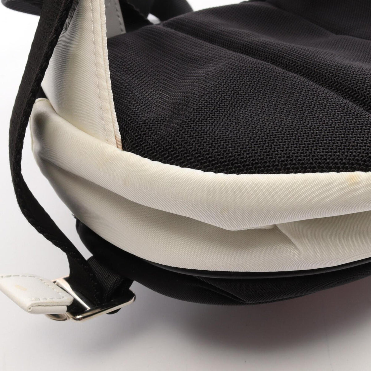 Burberry Black Red Color White Nylon Leather Fanny Pack Handbag (Pre-Owned)