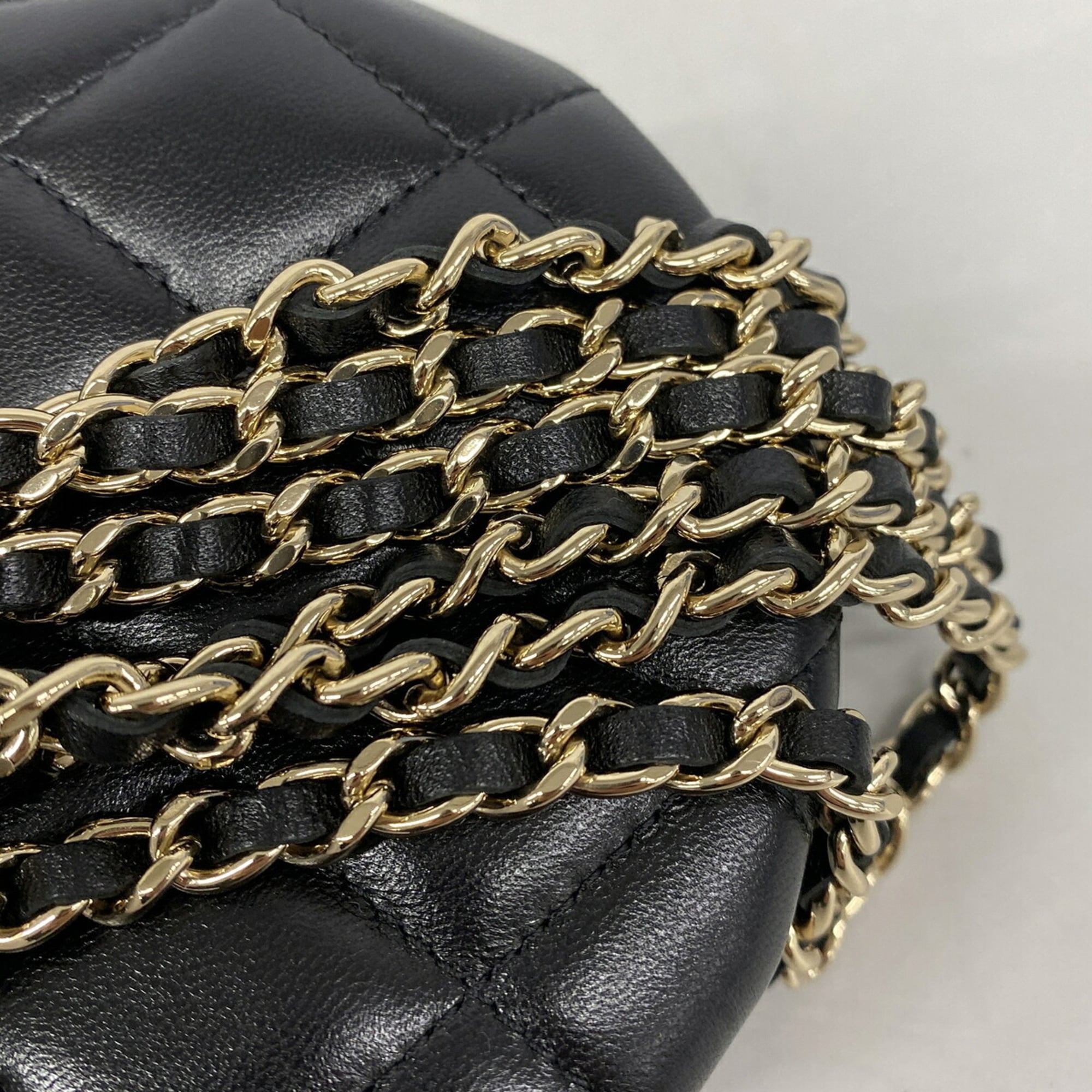 Chanel Black Leather Shoulder Bag (Pre-Owned)