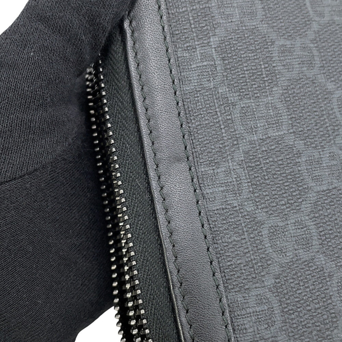 Gucci Black Gg Supreme Clutch Bag Handbag (Pre-Owned)