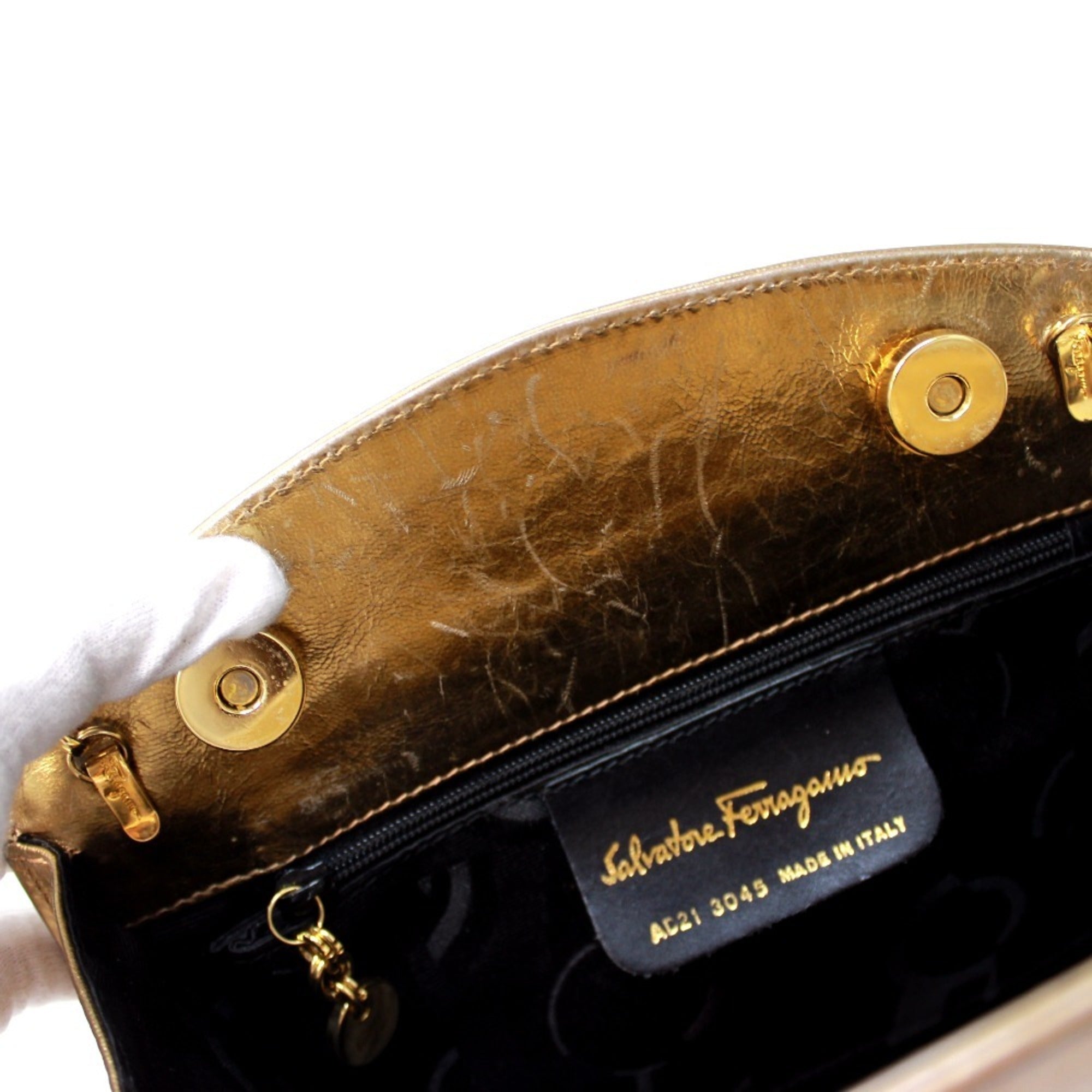 Salvatore Ferragamo Gold Leather Pochette Shoulder Bag (Pre-Owned)