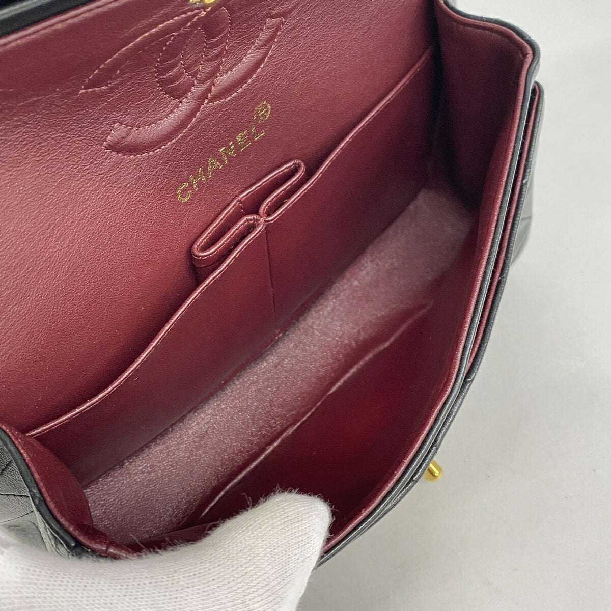 Chanel Black Leather Shoulder Bag (Pre-Owned)
