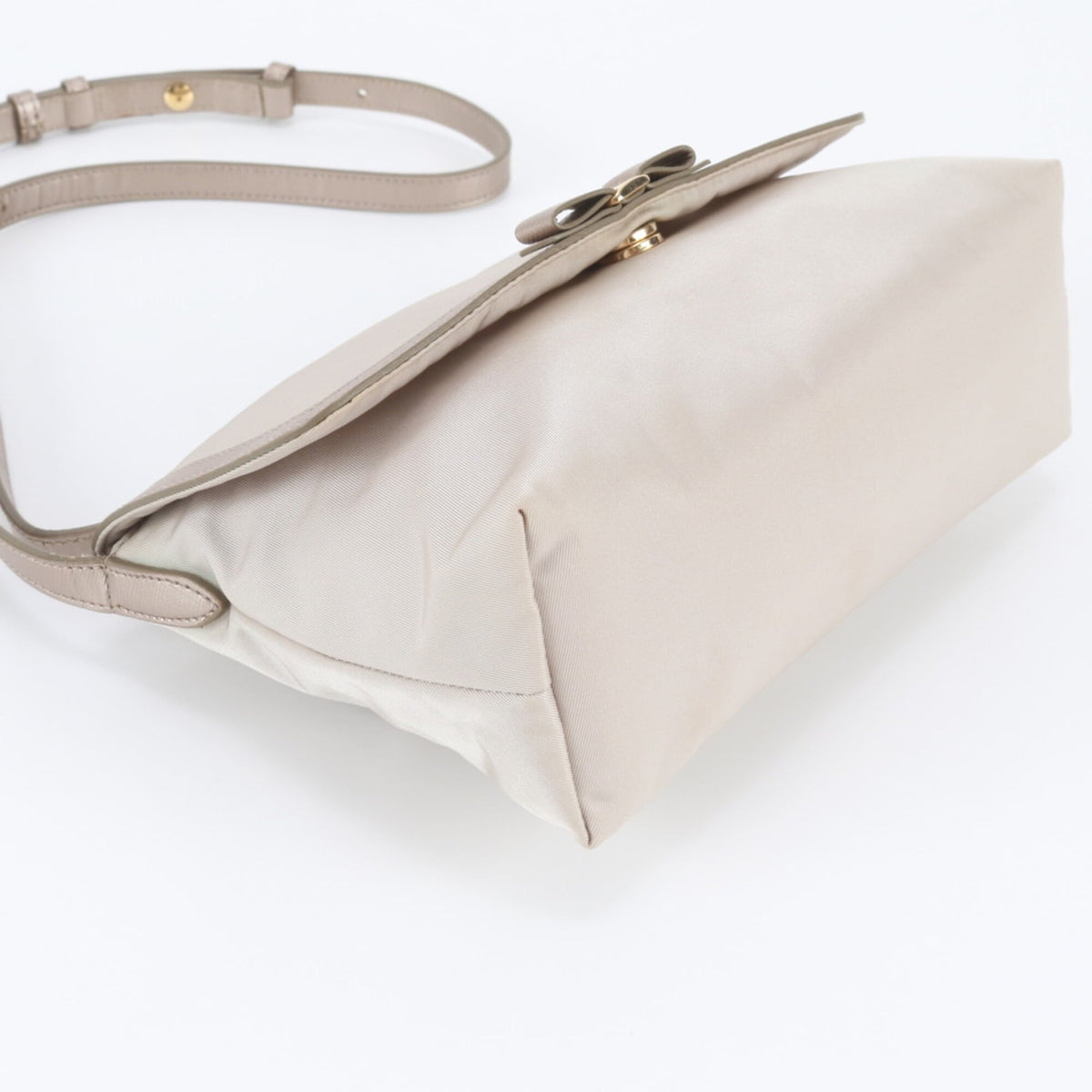 Salvatore Ferragamo Beige Leather Nylon Shoulder Bag (Pre-Owned)