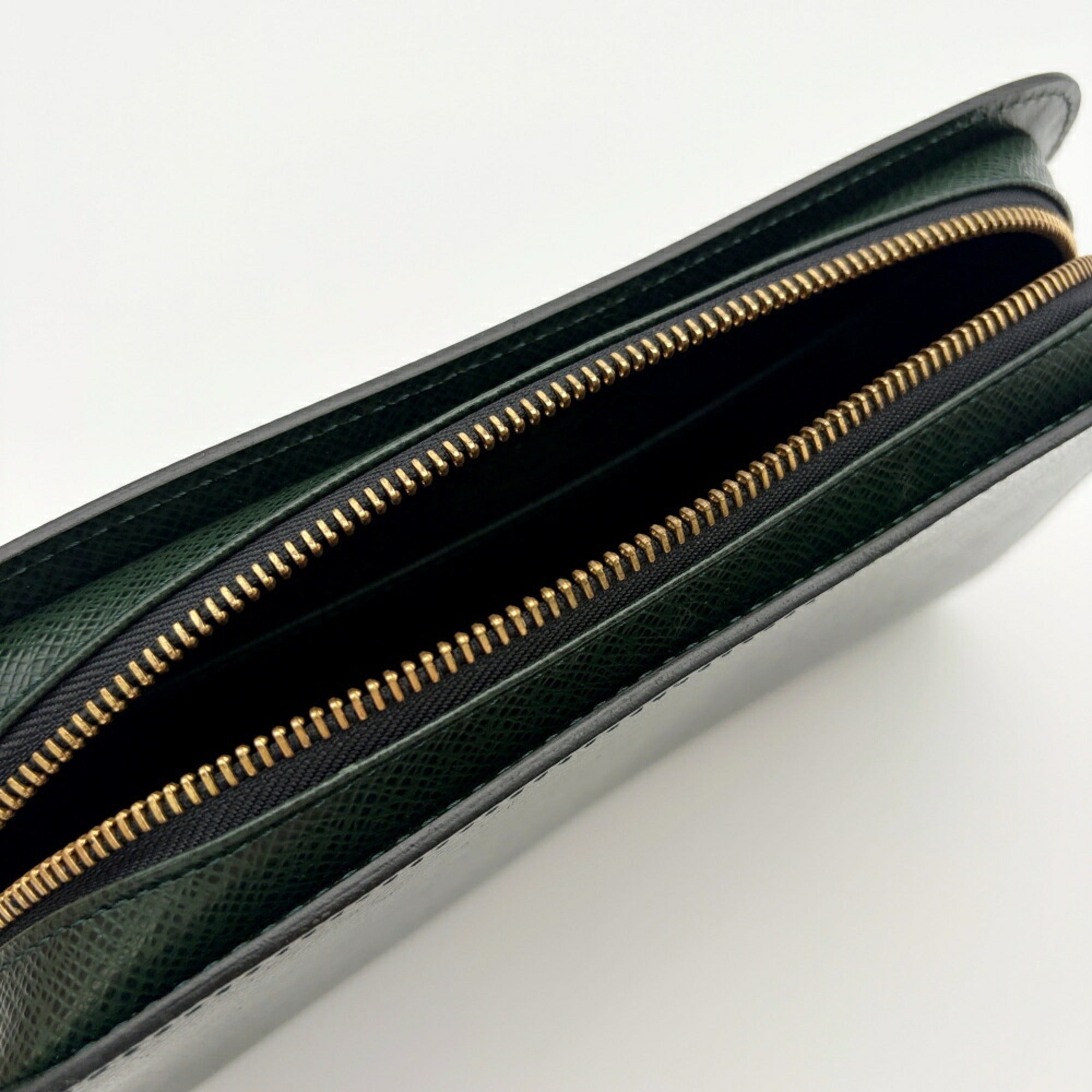 Louis Vuitton Episea Taiga Leather Leather Clutch Bag (Pre-Owned)