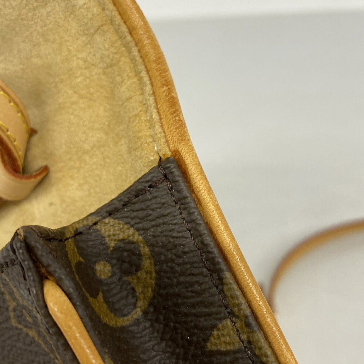Louis Vuitton Brown Shoulder Bag (Pre-Owned)