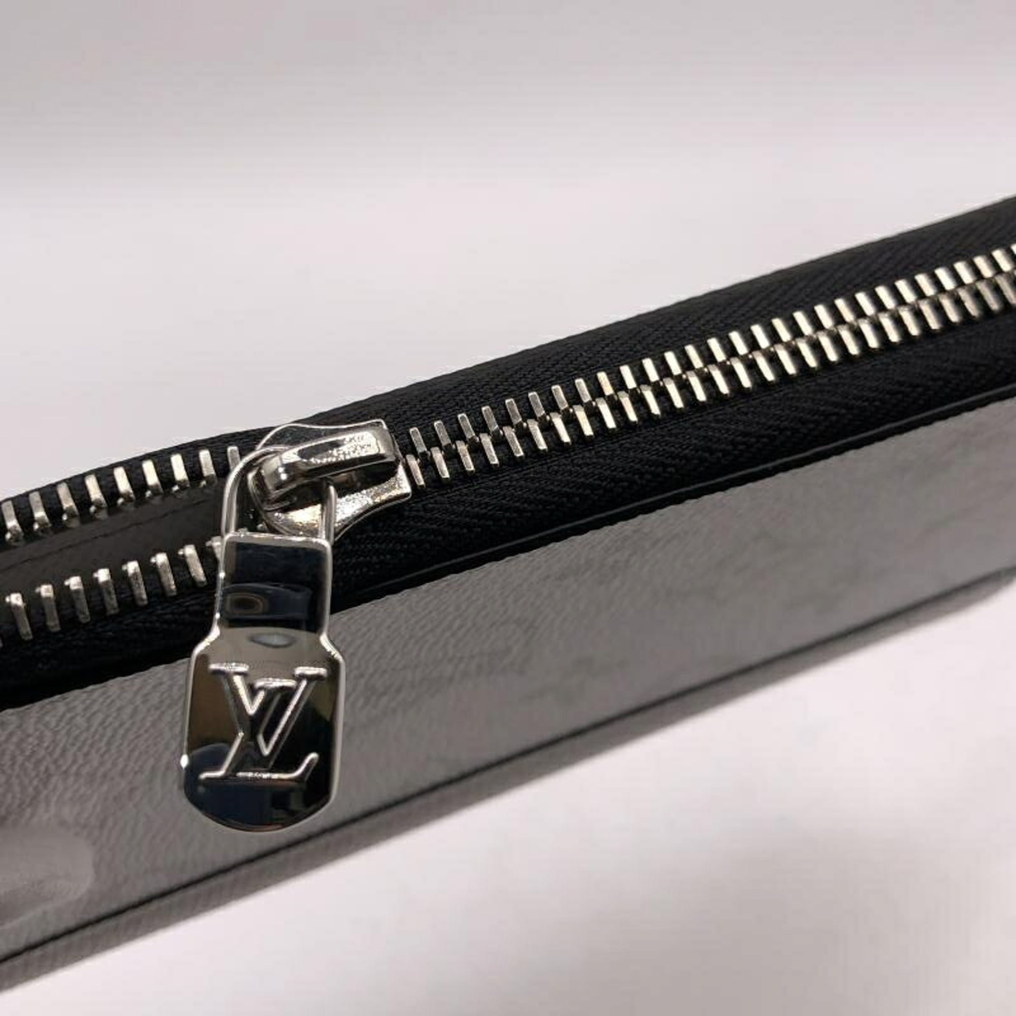 Louis Vuitton White Monogram Eclipse Long Wallet (Bi-Fold) (Pre-Owned)