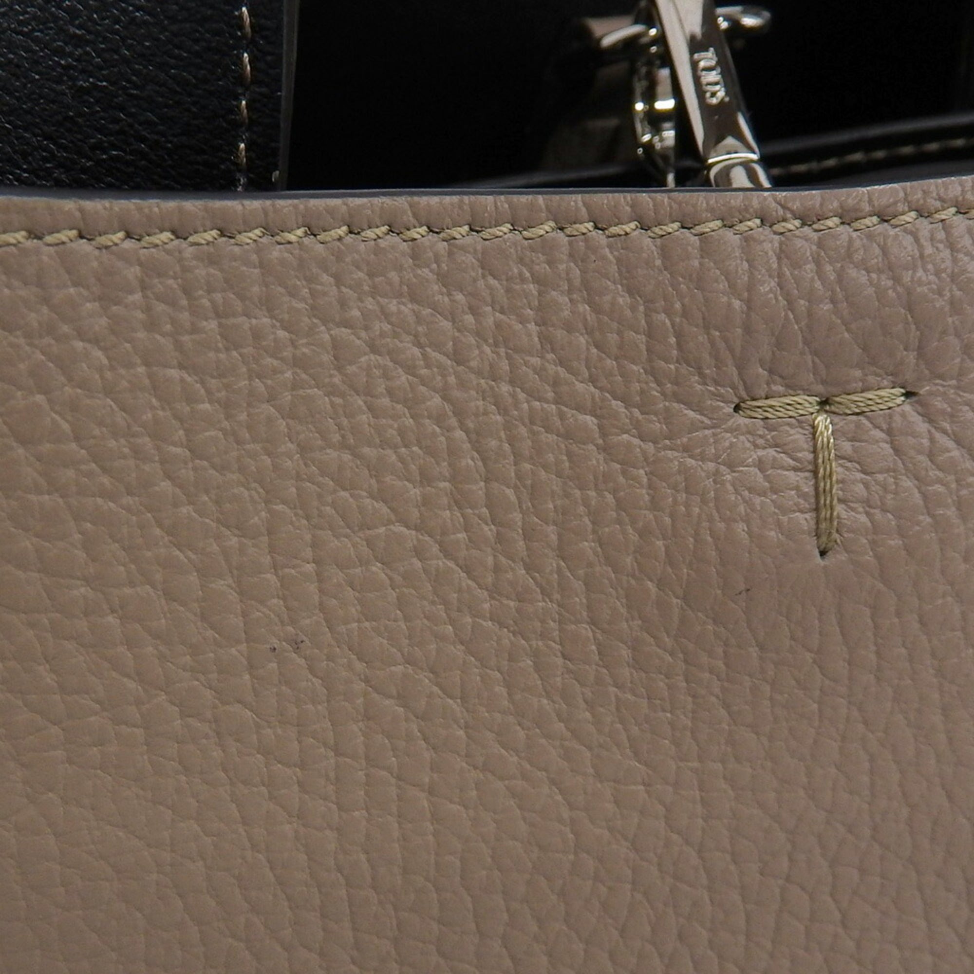 Tod's Beige Leather Handbag (Pre-Owned)