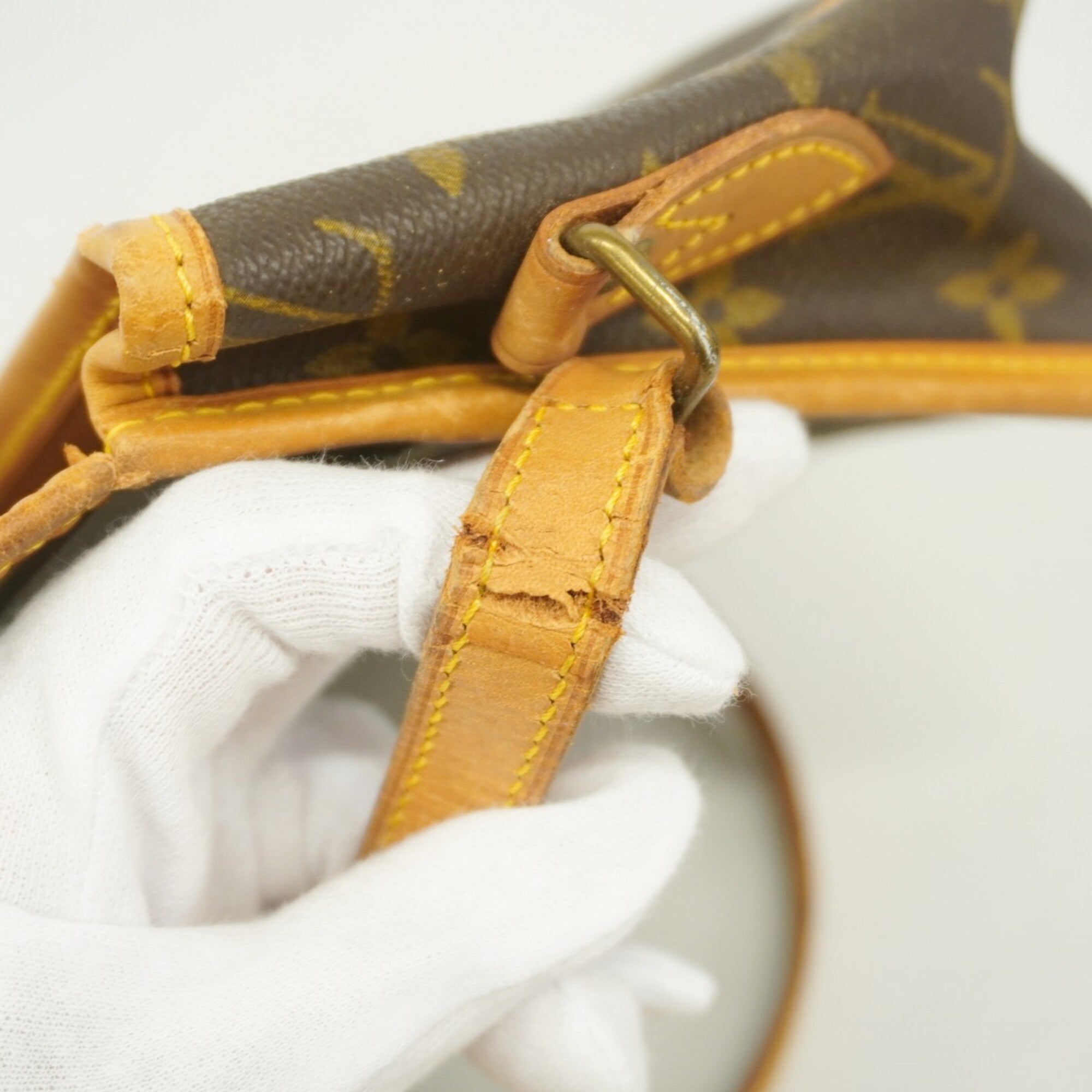Louis Vuitton Brown Shoulder Bag (Pre-Owned)