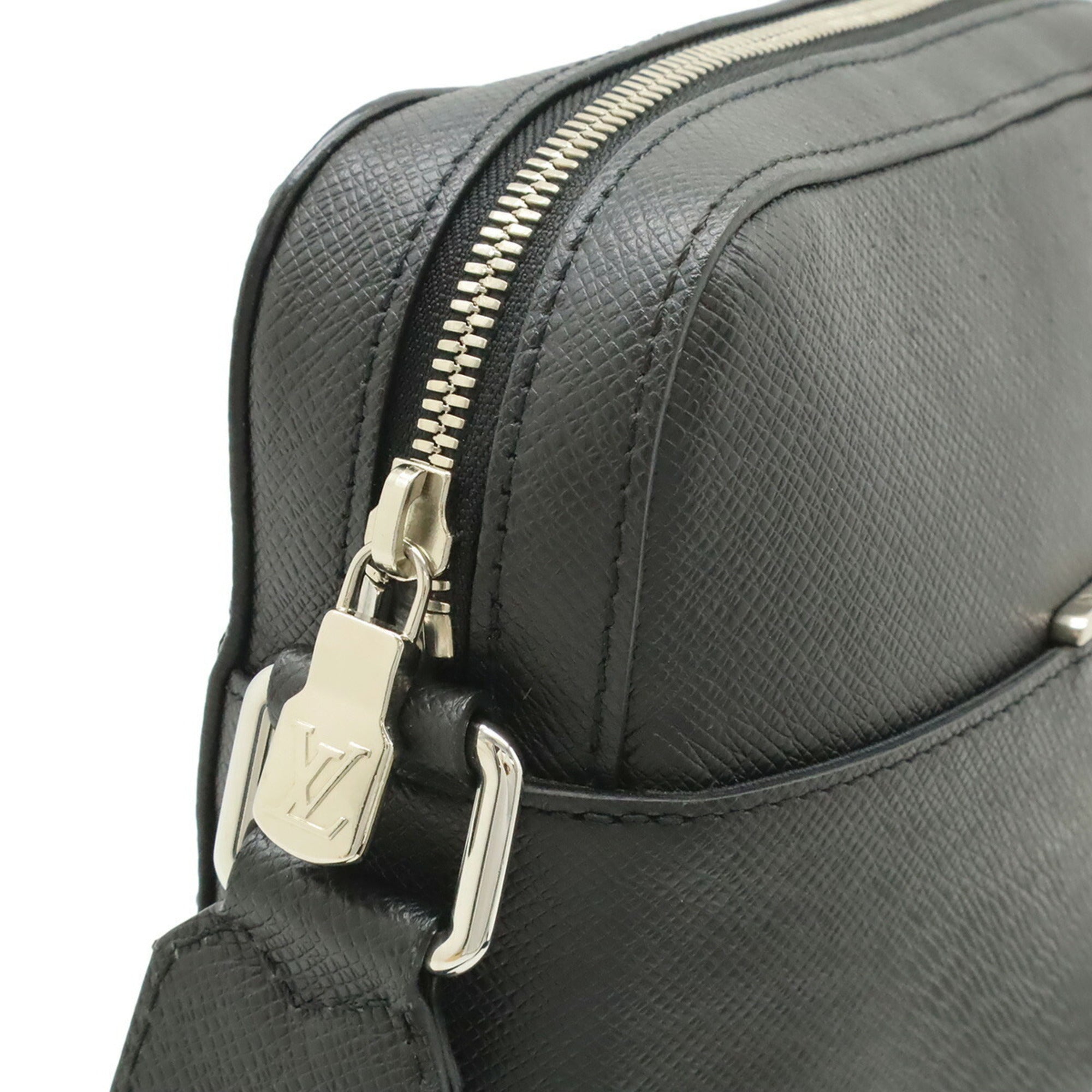Louis Vuitton Ardoise Black Leather Pochette Shoulder Bag (Pre-Owned)