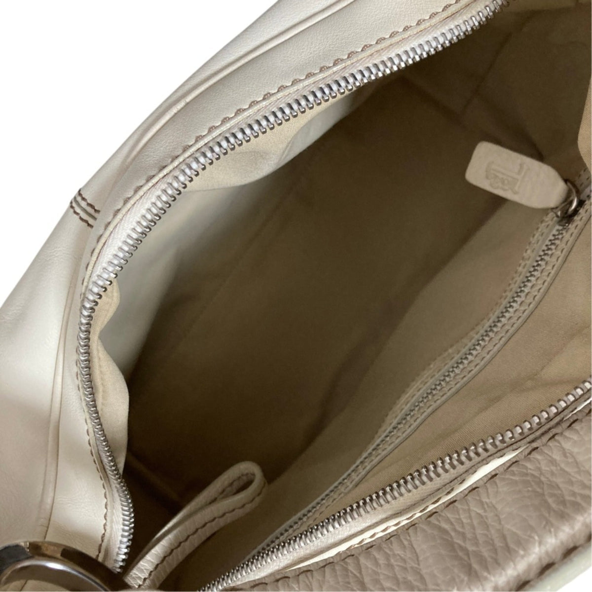 Tod's White Leather Shoulder Bag (Pre-Owned)