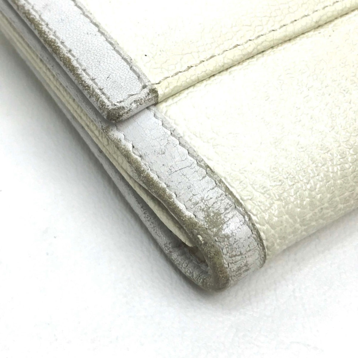 Bvlgari White Leather Long Wallet (Bi-Fold) (Pre-Owned)