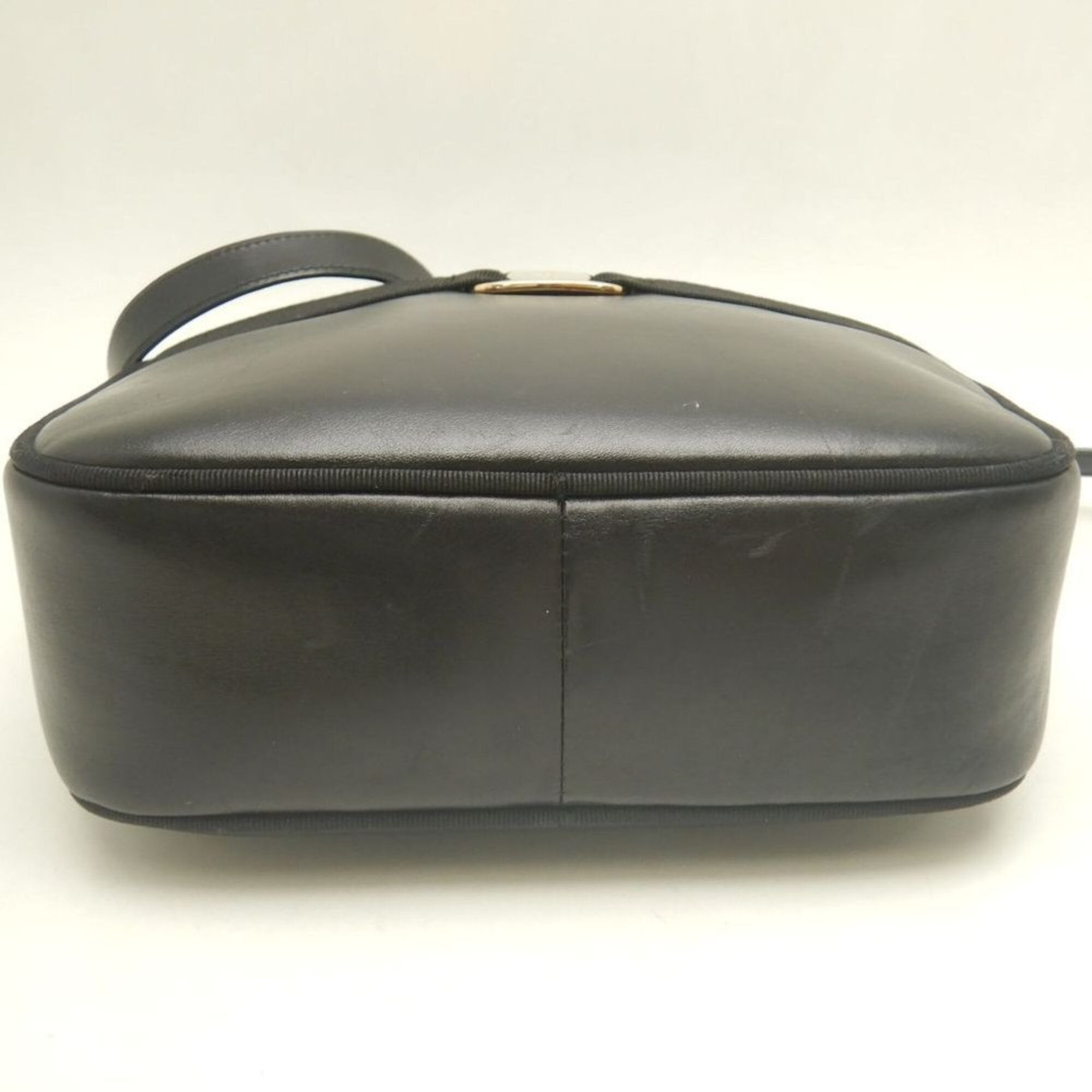 Salvatore Ferragamo Vara Black Leather Shoulder Bag (Pre-Owned)