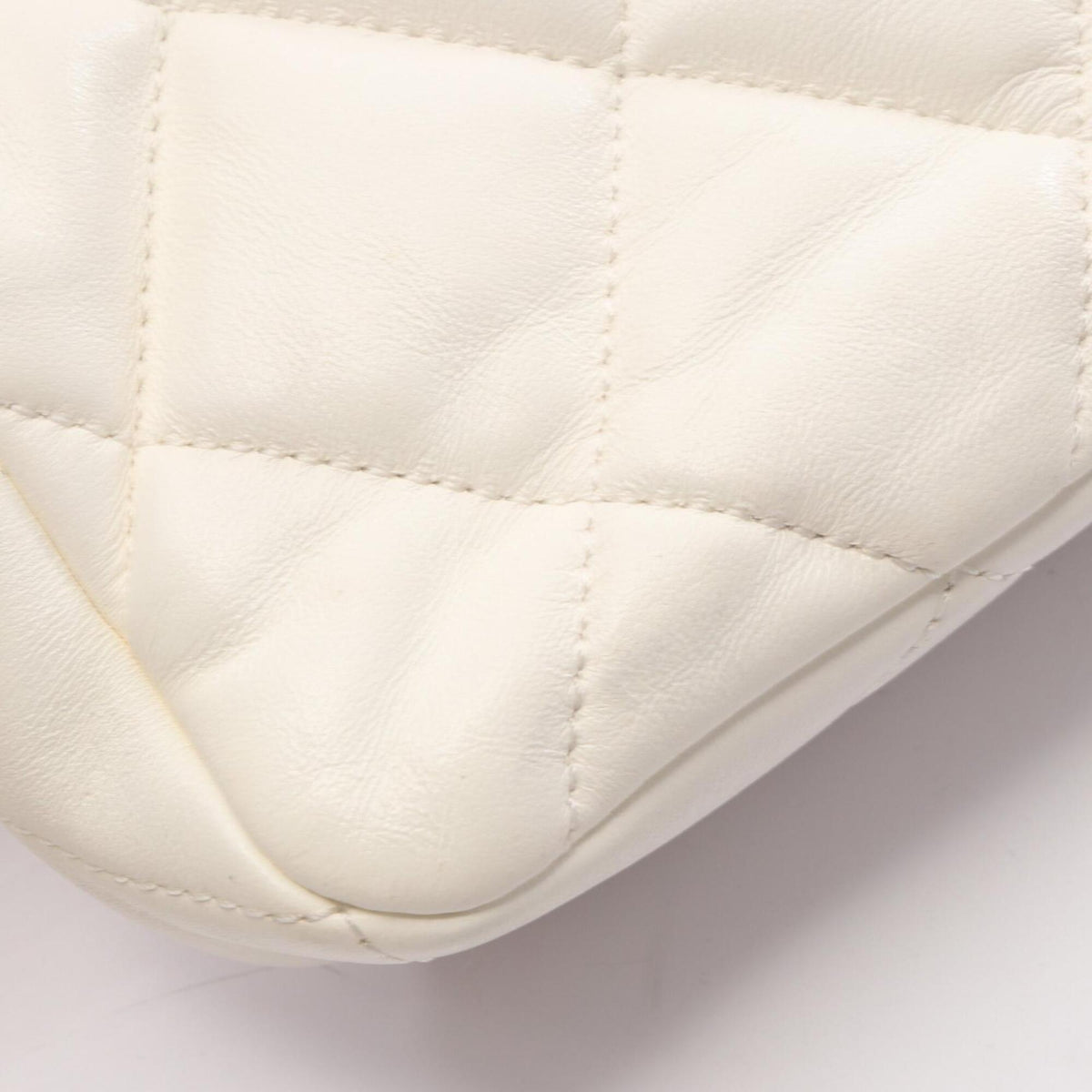 Chanel White Leather Handbag Shoulder Bag (Pre-Owned)