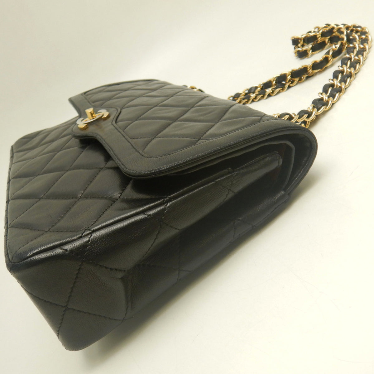 Chanel Black Leather Shoulder Bag (Pre-Owned)