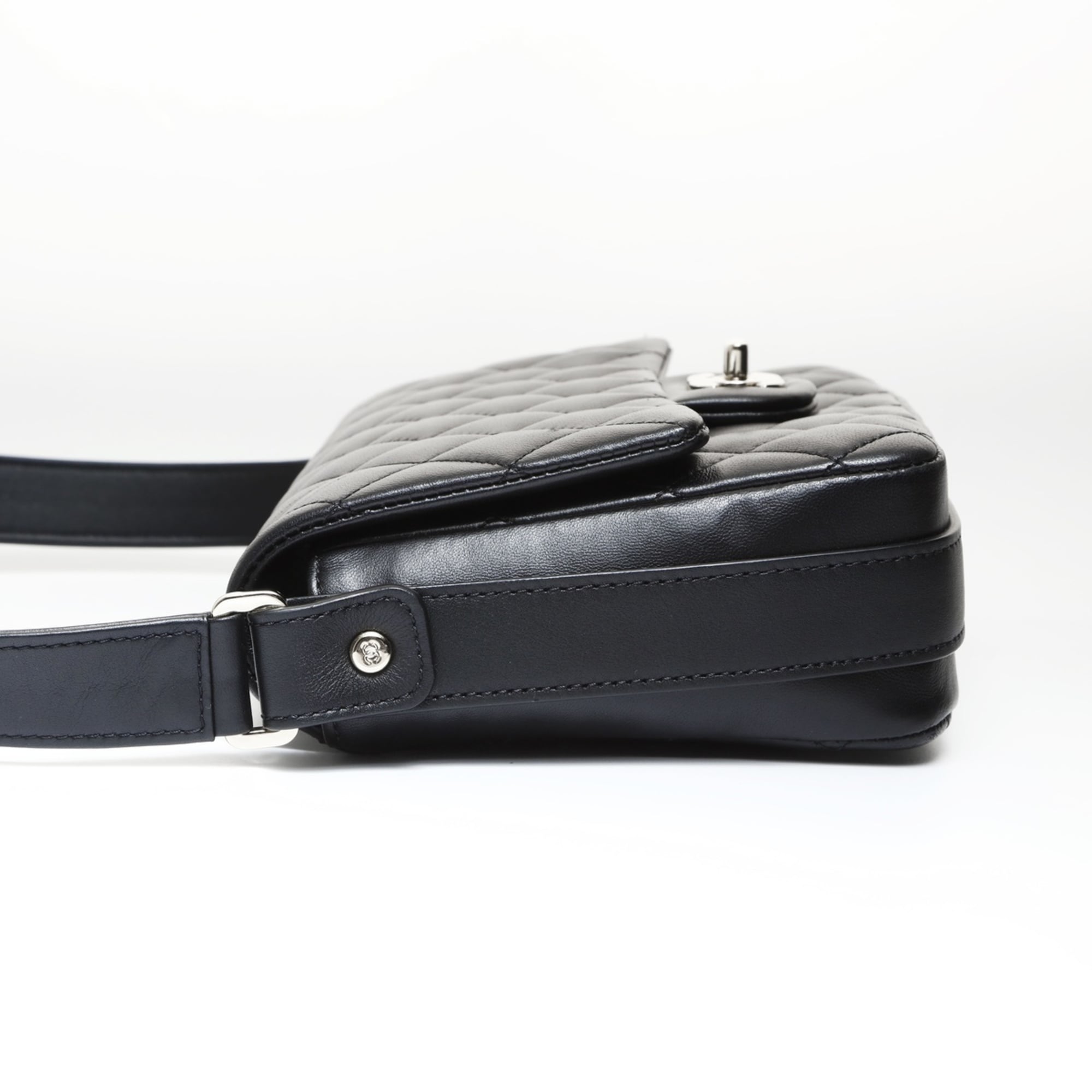 Chanel Matelasse Black Leather Shoulder Bag (Pre-Owned)