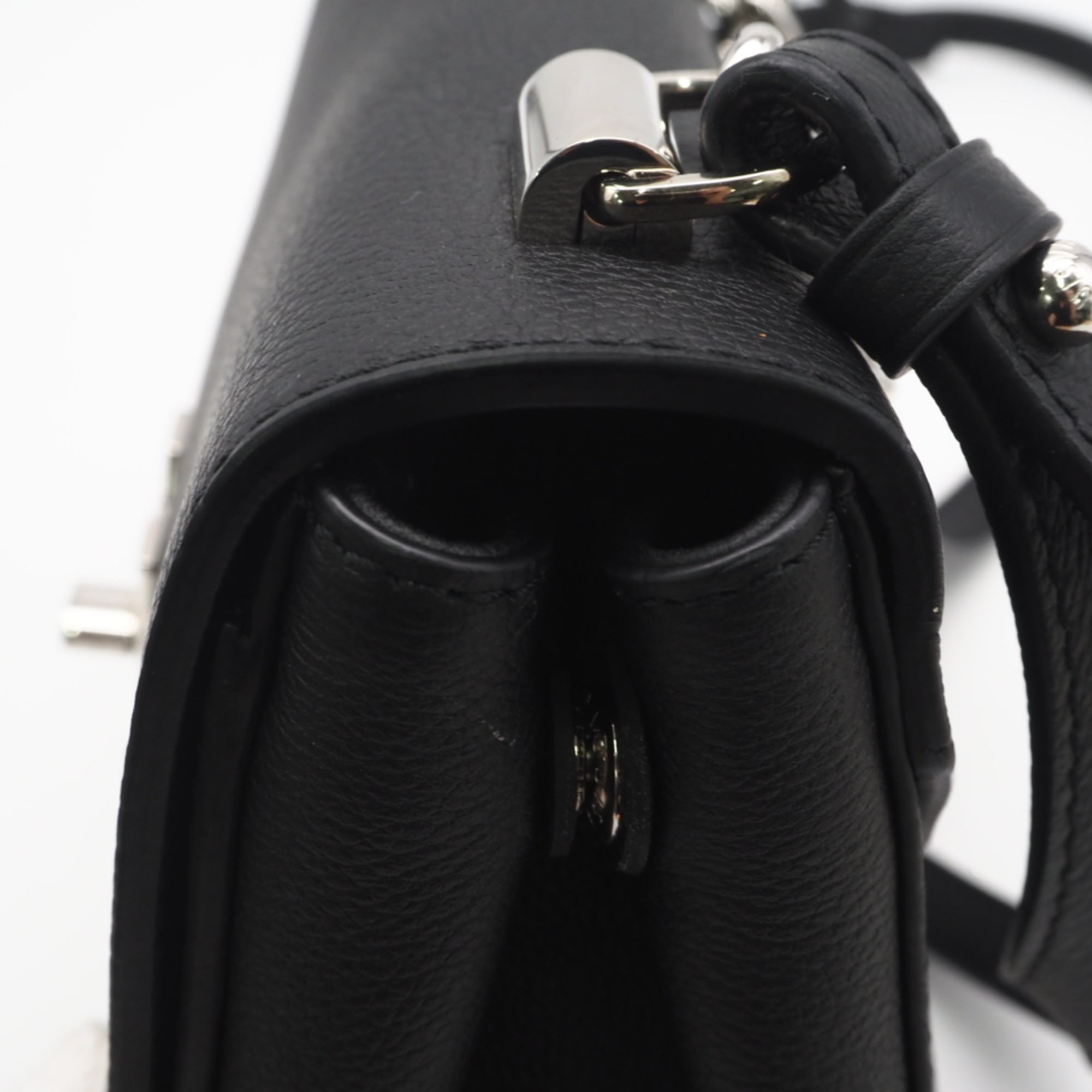 Louis Vuitton Black Leather Shoulder Bag (Pre-Owned)