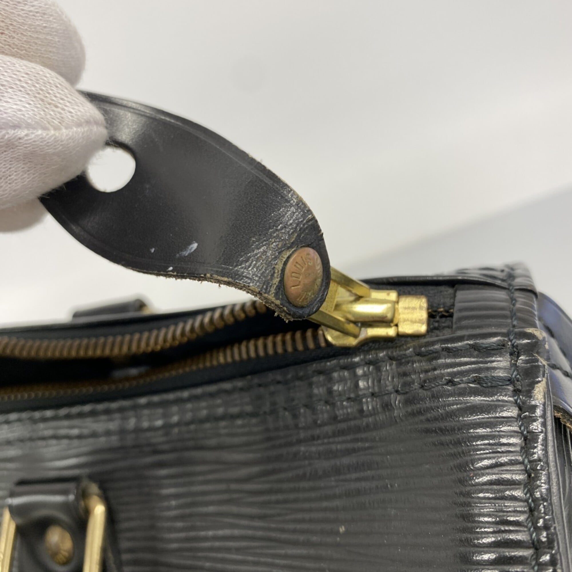 Louis Vuitton Noir Handbag (Pre-Owned)