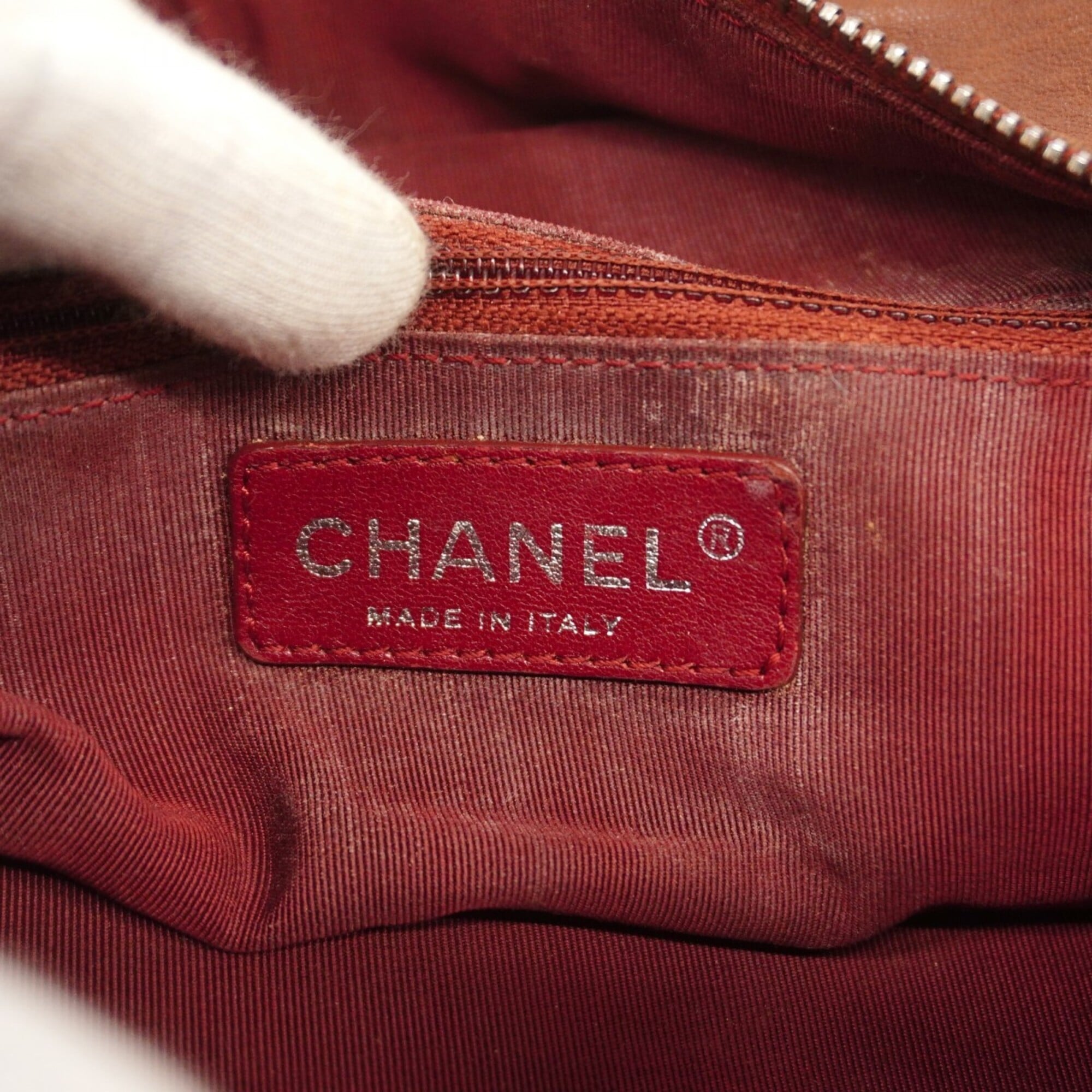 Chanel Black Leather Handbag (Pre-Owned)